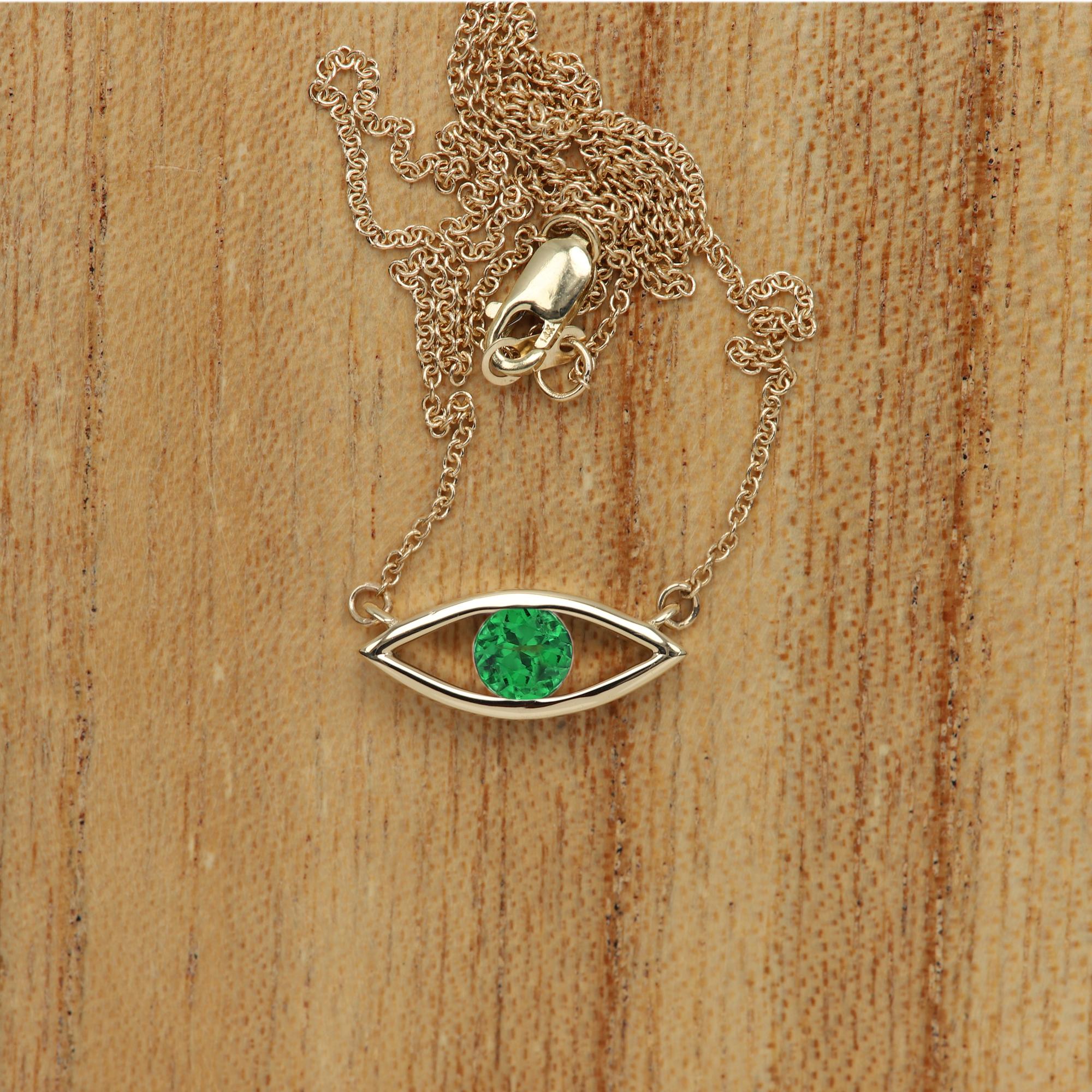 Taille ronde Collier Evil Eye en or 14 carats avec tsavorite et pierre de naissance verte de 0,50 carat en vente