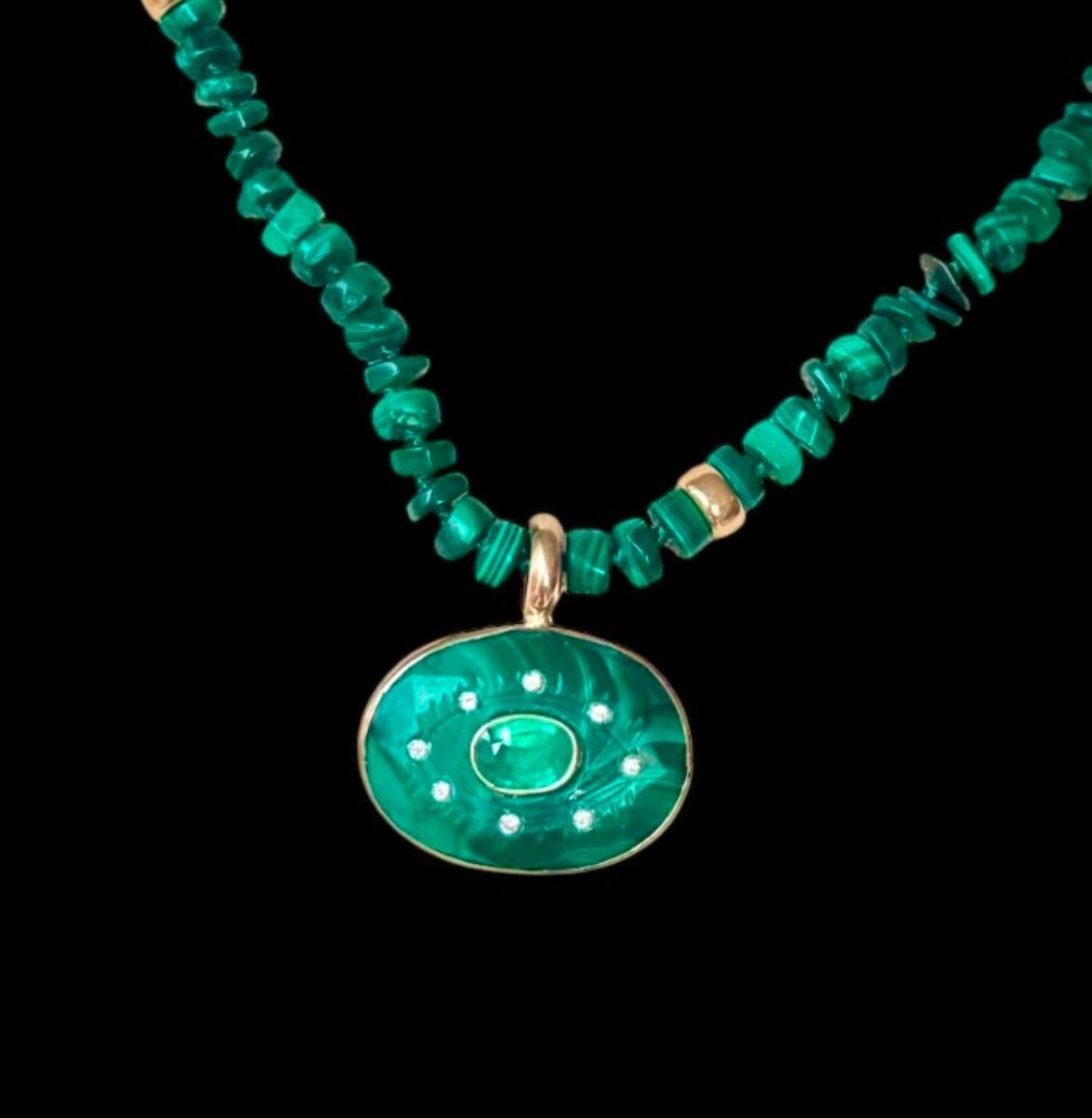 COLLANA DEL MALOCCHIO

Un malocchio in malachite con castone in oro 14k (25x20 mm) con uno splendido smeraldo ovale centrale di 8x5 mm con castone in oro 14k e otto diamanti circostanti di 1,5 mm.

Il tutto su una collana di malachite e perline