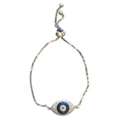 Bracelet chaîne pendentif Evil Eye pavé de diamants et saphirs en or blanc 18 carats