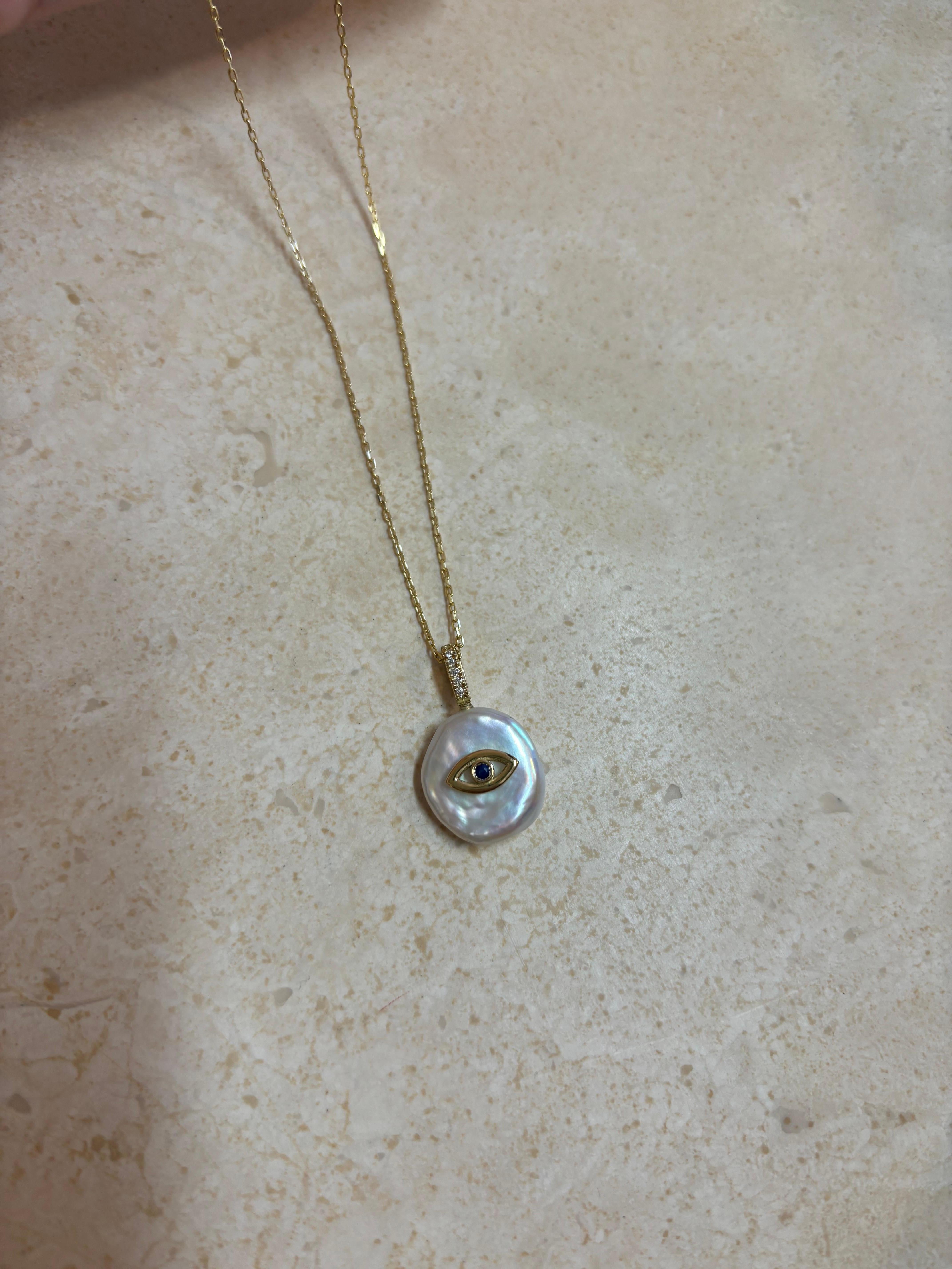 Halskette Evil Eye Perle mit Diamanten und Saphiren, 18 Karat Gold im Angebot 1