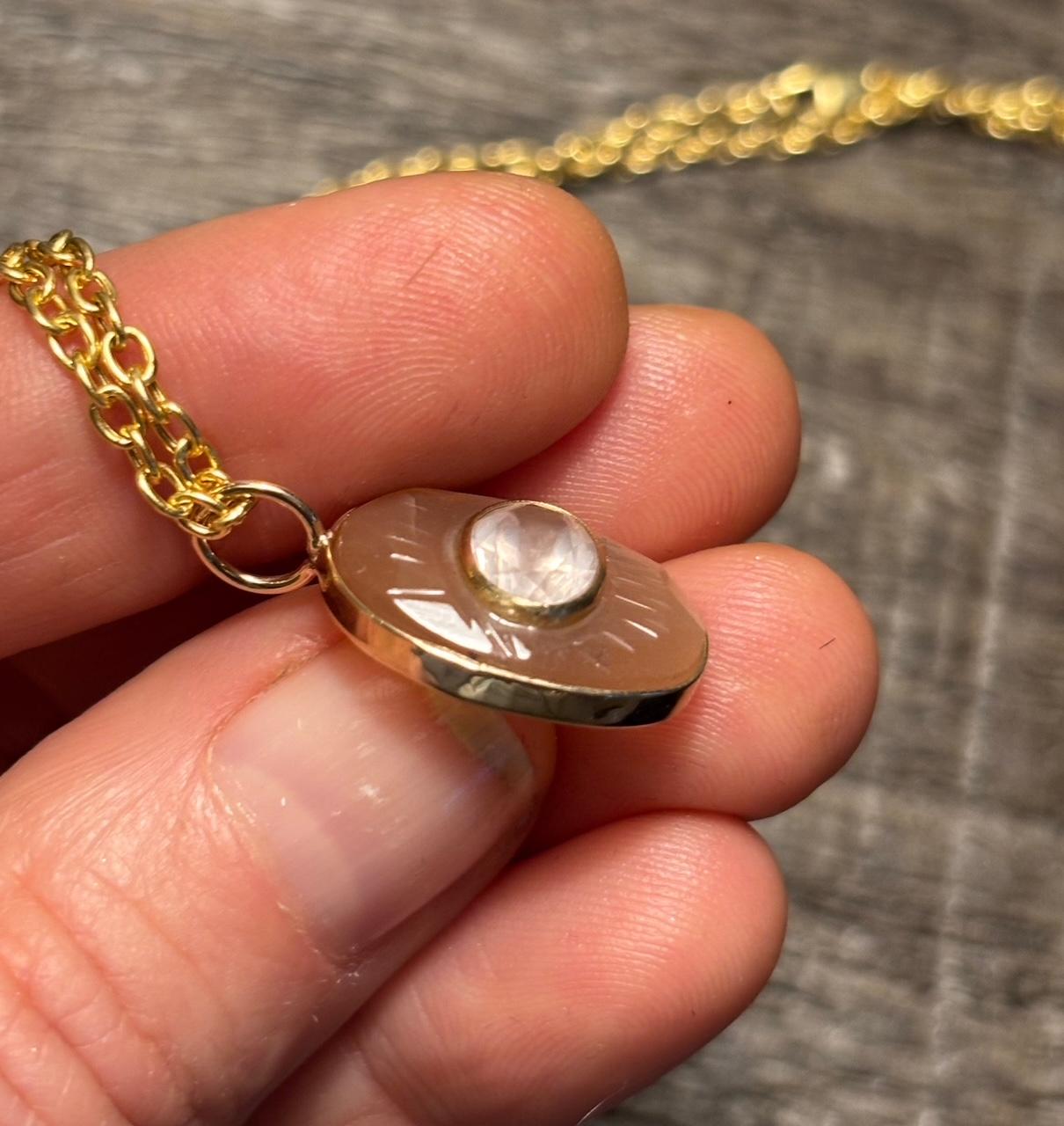 Taglio brillante Ciondolo EVIL EYE, pietra di luna color pesca, quarzo rosa e oro 14k in vendita