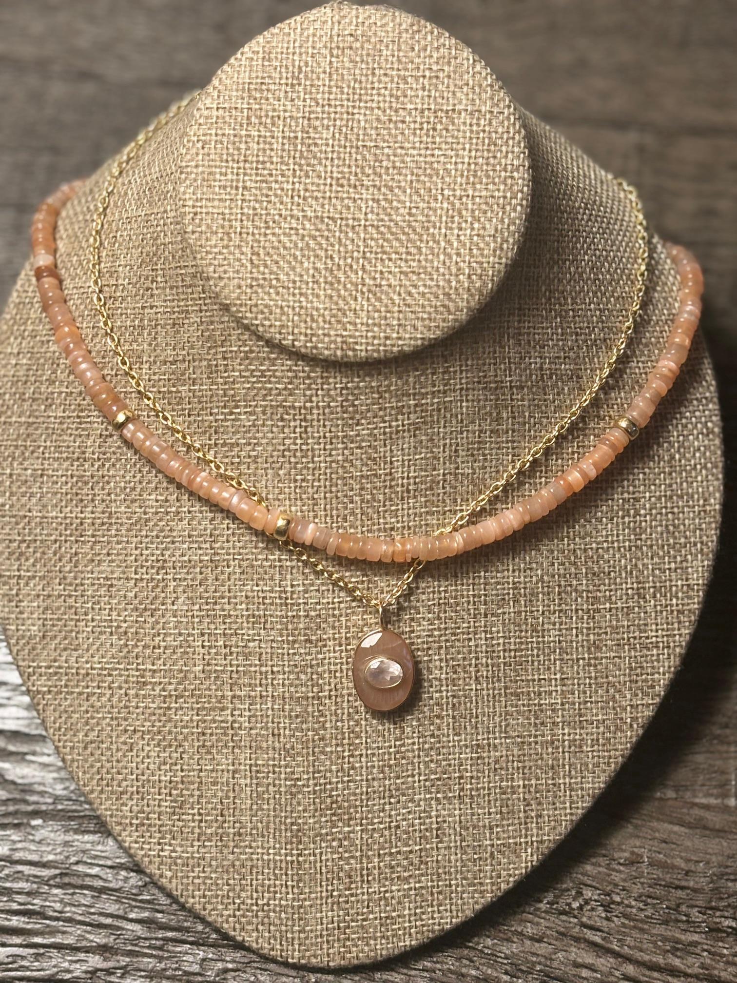 Ciondolo EVIL EYE, pietra di luna color pesca, quarzo rosa e oro 14k In condizioni Nuovo in vendita a New York, NY