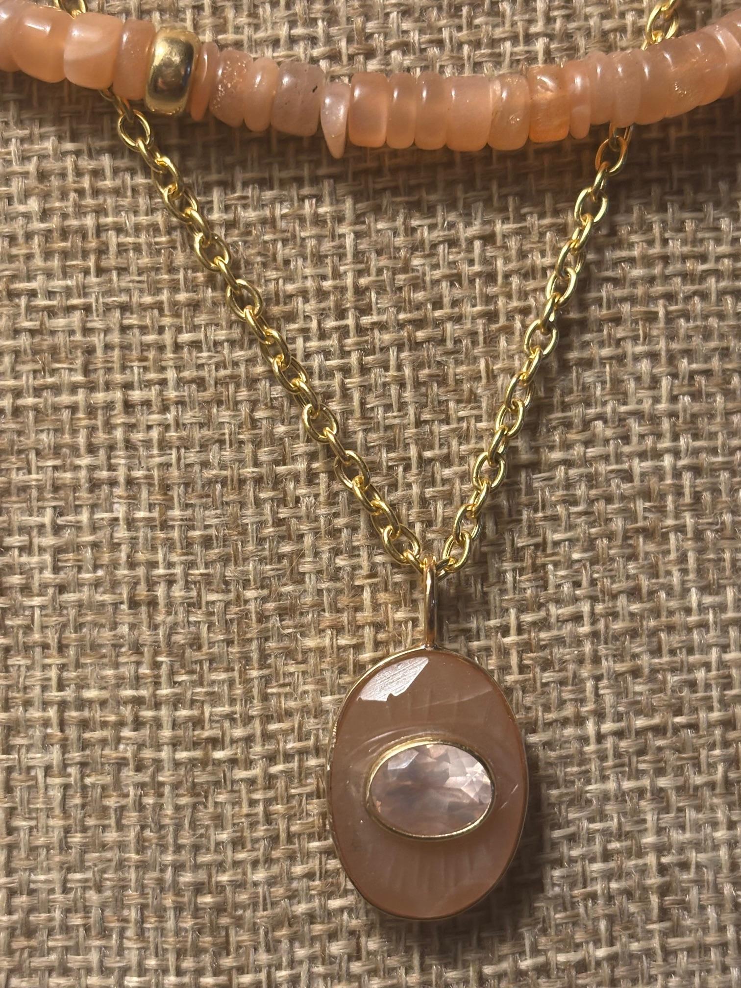 Ciondolo EVIL EYE, pietra di luna color pesca, quarzo rosa e oro 14k in vendita 1