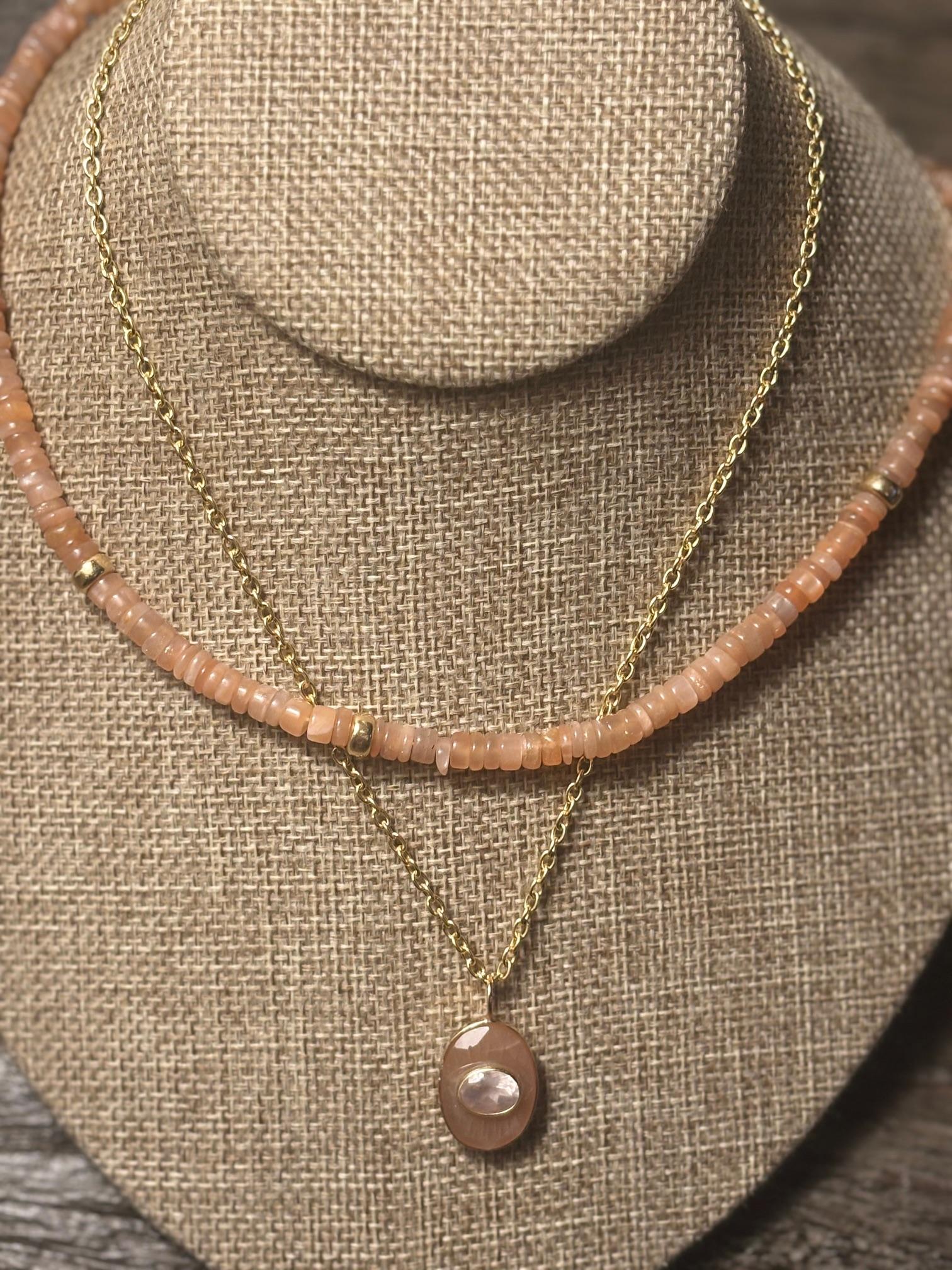 Ciondolo EVIL EYE, pietra di luna color pesca, quarzo rosa e oro 14k in vendita 2