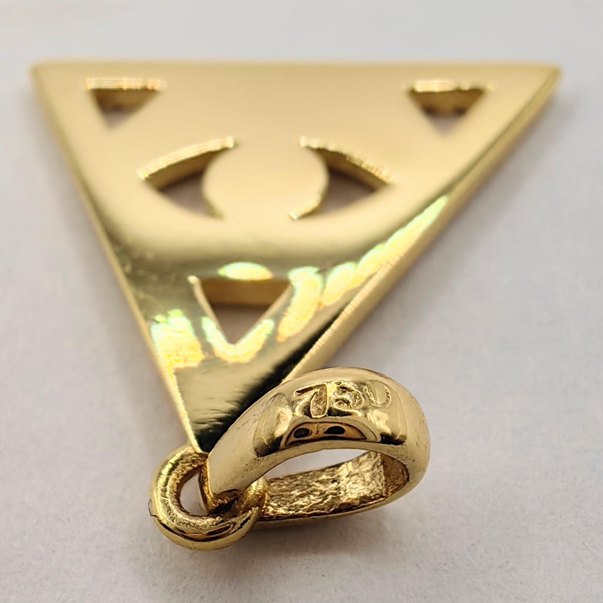 Evil Eye Redefined: Modern Triangle Talisman Necklace Pendant in 18K Yellow Gold In New Condition For Sale In Wan Chai District, HK