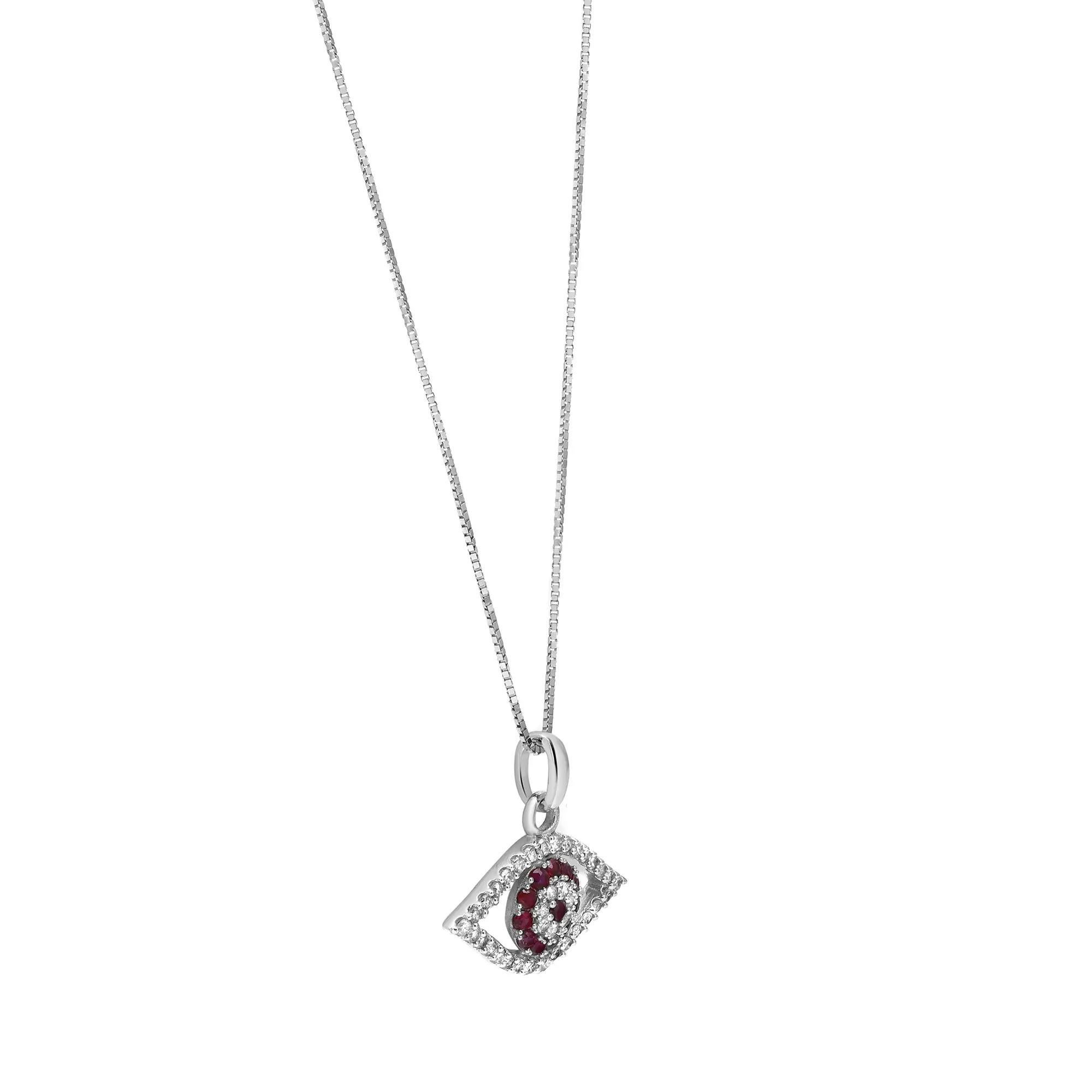 Chic, intemporel, le collier parfait pour tous les jours. Fabriqué en or blanc 14k. Ce collier présente un pendentif en forme d'œil maléfique serti de rubis et de diamants ronds. Poids total des diamants : 0,15 carat. Poids total des rubis : 0,15