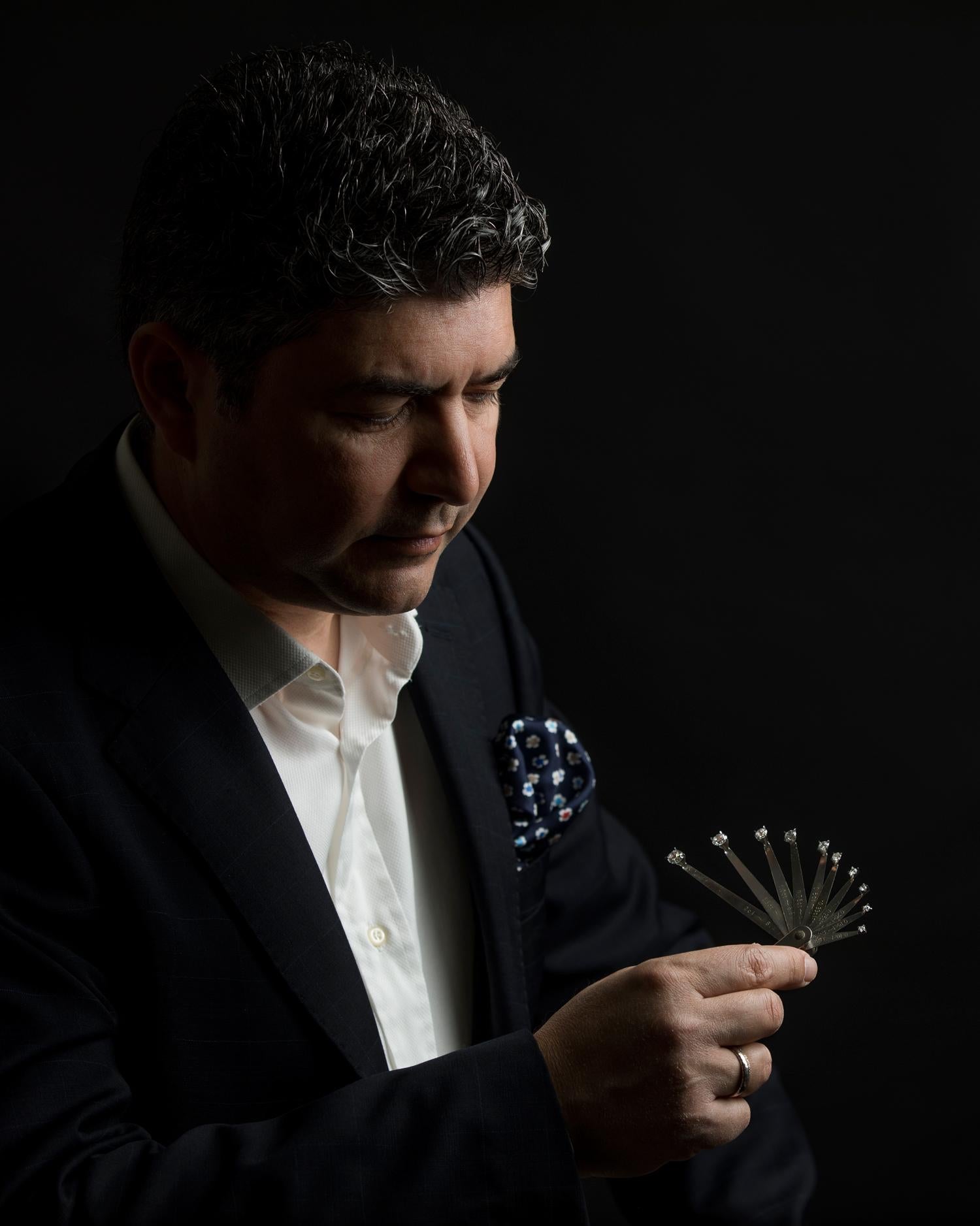 Taglio brillante Collana con ciondolo a forma di malocchio con diamanti e zaffiri in oro bianco 18 carati in vendita