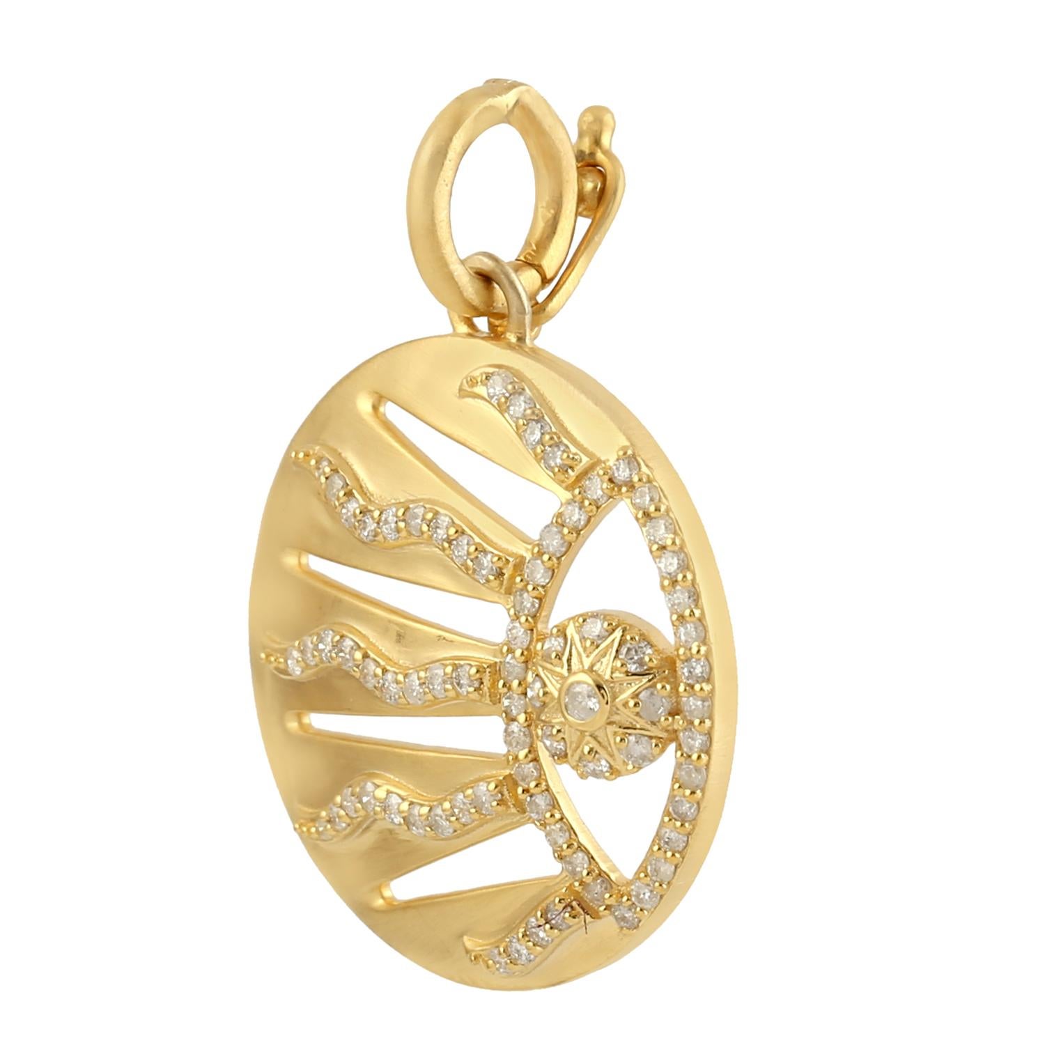 Artigiano Ciondolo con occhio maligno e raggi di sole con diamanti in oro giallo 14k in vendita