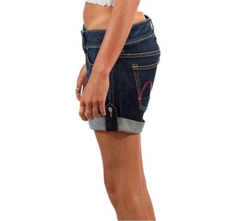 Short en jean Evisu rose à paillettes Excellent état - En vente à New York, NY
