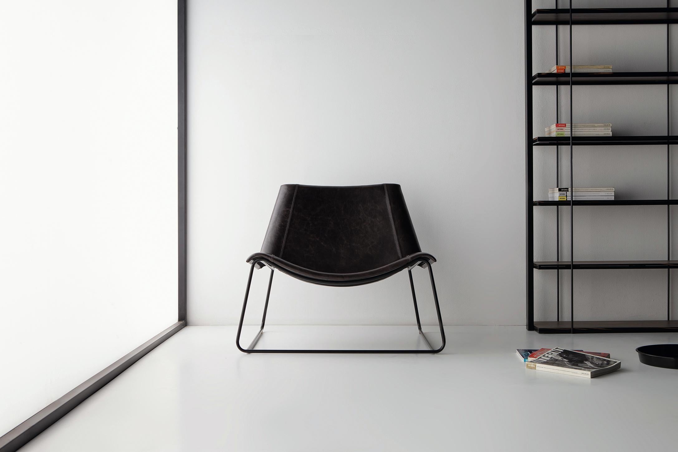 Evo Loungesessel von Doimo Brasil
Abmessungen: B 93 x T 74 x H 76 cm 
MATERIALIEN: Farbe, Naturleder


Mit der Absicht, guten Geschmack und Persönlichkeit zu vermitteln, entschlüsselt Doimo Trends und folgt der Entwicklung des Menschen und seines