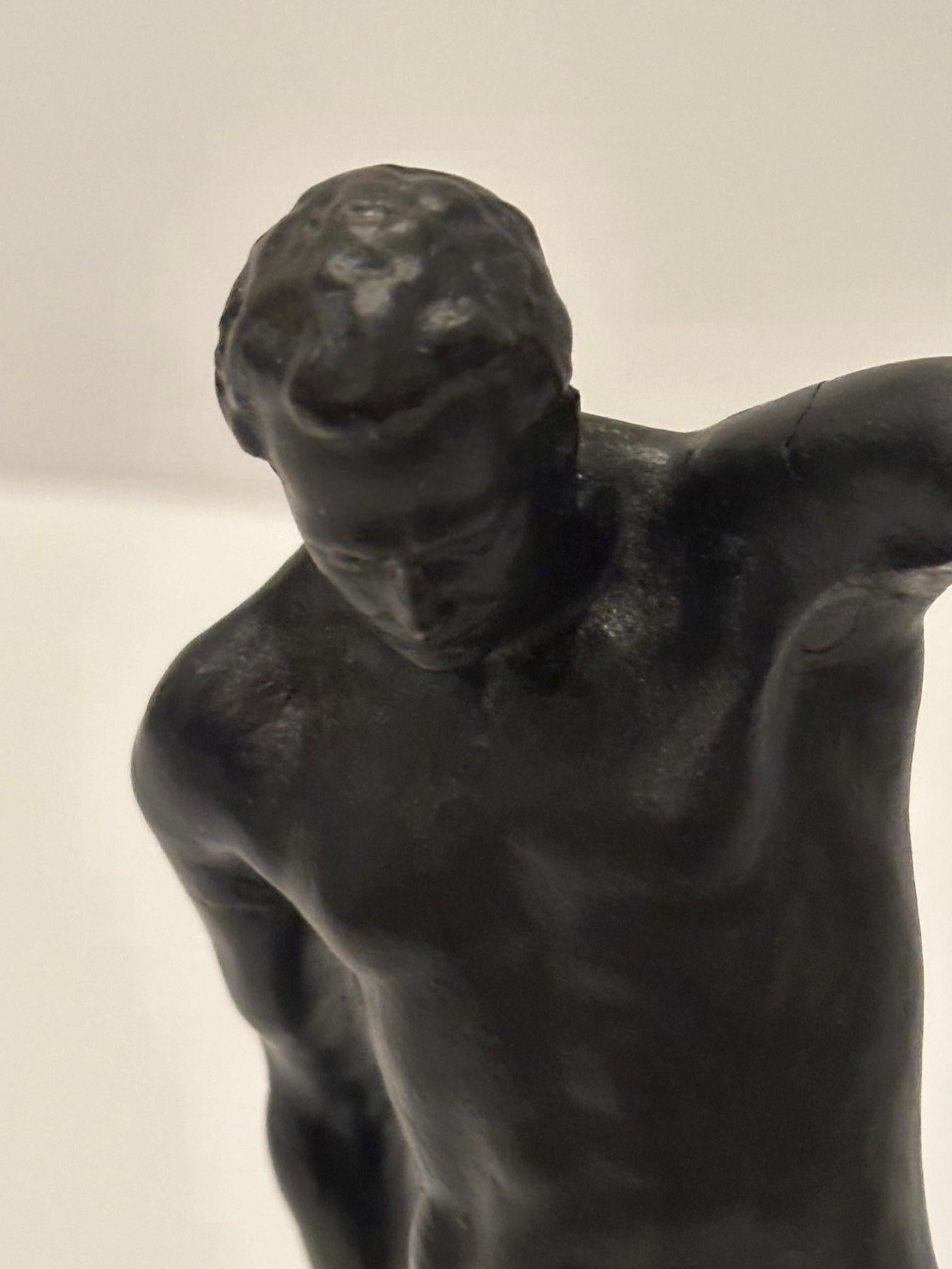 Américain Sculpture évocative d'un nu masculin en bronze signée