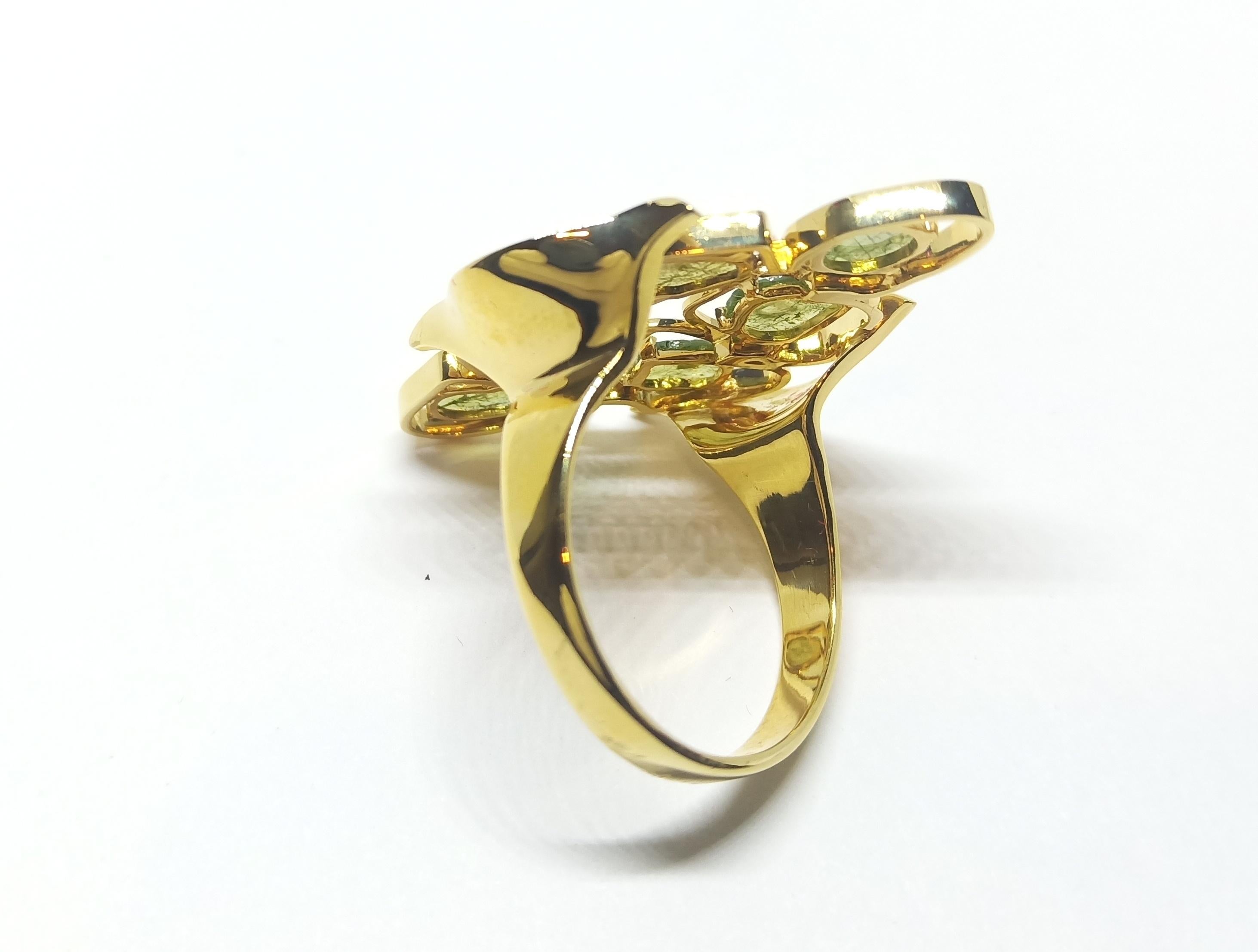Contemporary Cultivate Taste Buds that’ll Tantalise with Green Diamond Gold Cocktail Ring For Sale