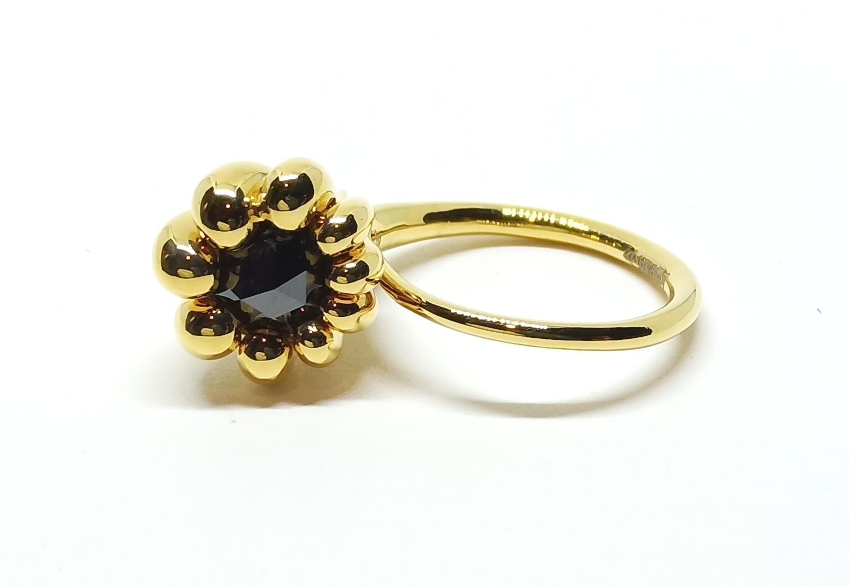 Evoke Awe with Contemporary One of a Kind Black Diamond 18 Karat Gold Ring In New Condition For Sale In NEW DELHI, IN