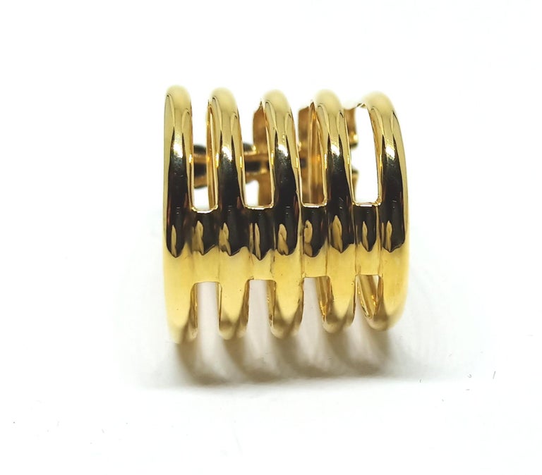 Women's Evoke Awe with One of a Kind Black Diamond 18 Karat Yellow Gold Fashion Ring For Sale