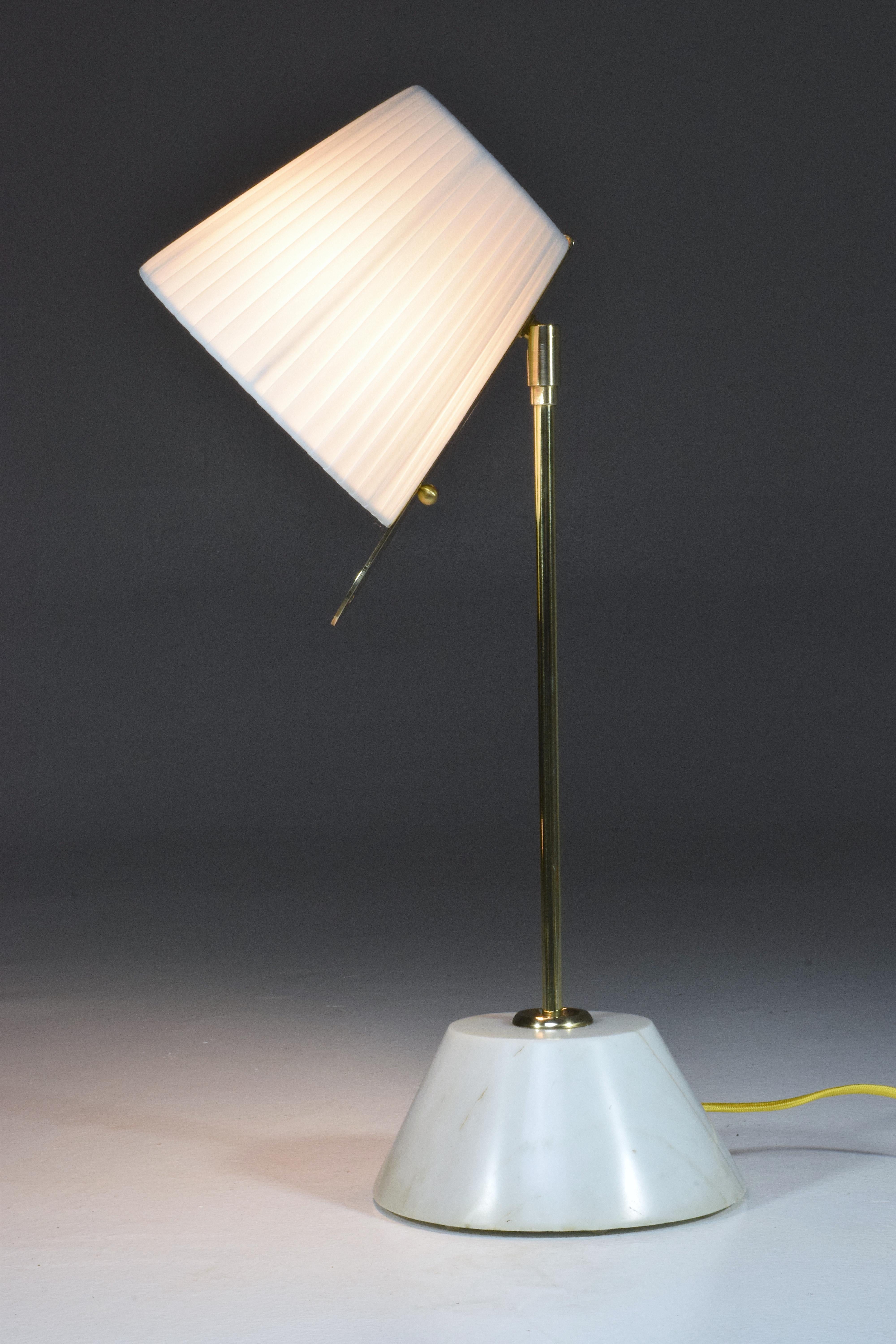 Contemporary handcrafted articulating desk, bedside or side table lamp composed of a solid gold brass structure and a white Carrara marble base with double rotation. The shade is adorned with a brass handle so you can orientate the light with ease.