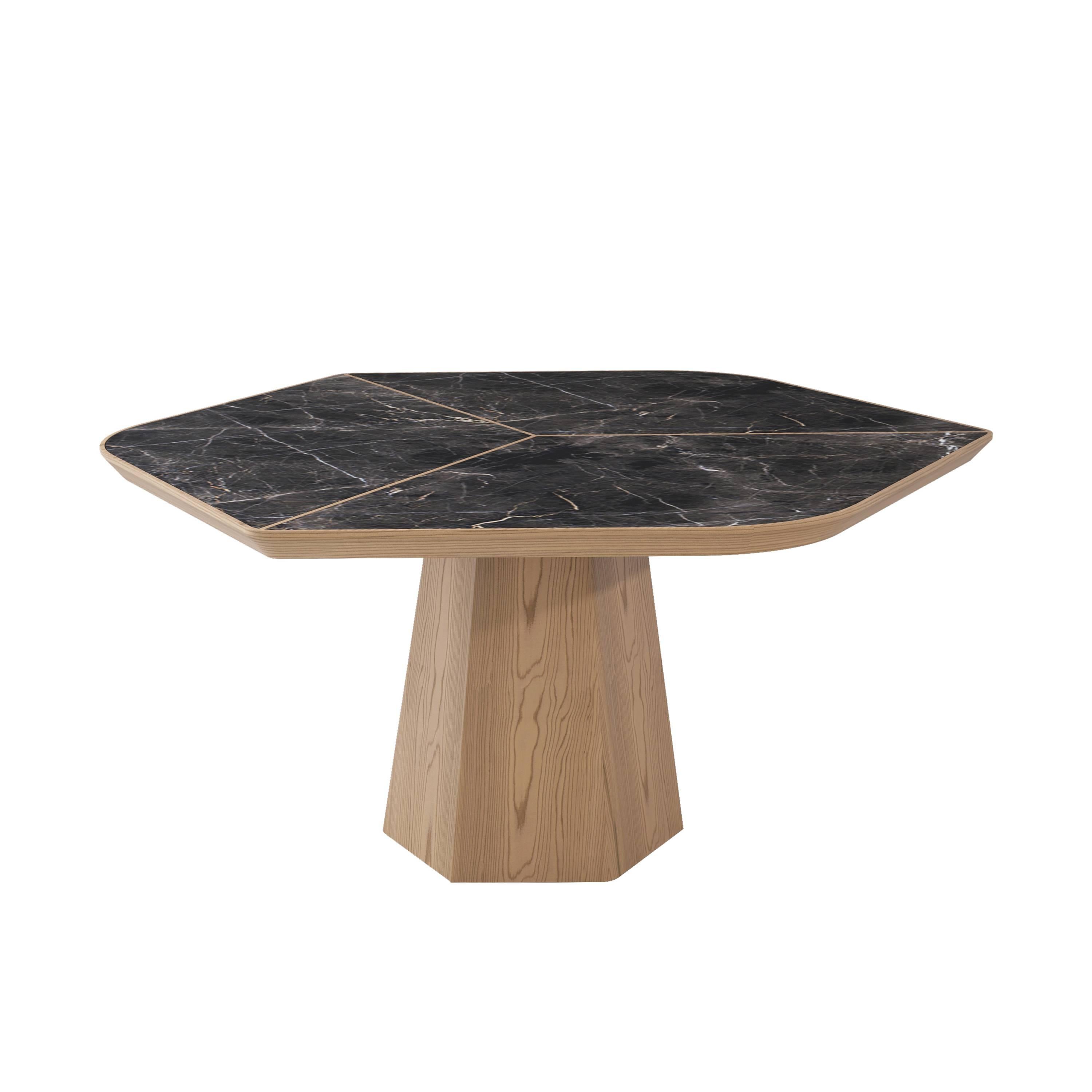 Die klassische Eleganz des Marmors in Verbindung mit raffinierten Details machen den Evolve-Tisch zu einer echten Skulptur.
 
Der Evolve-Esstisch wurde in der Türkei mit dem 