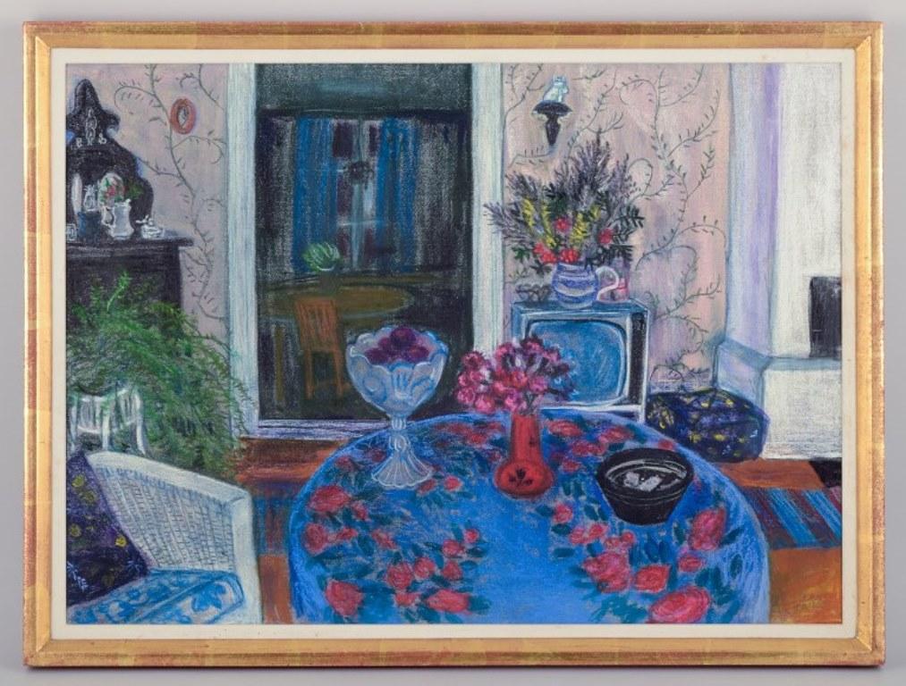 Evy Låås (1923-1999), artiste suédoise bien connue. 
Pastel sur papier.
Intérieur du salon. Palette de couleurs.
Milieu du 20e siècle.
Signé au crayon.
En parfait état.
Dimensions : 63,5 cm x 46,0 cm : 63,5 cm x 46,0 cm.
Dimensions totales : 69,5 cm