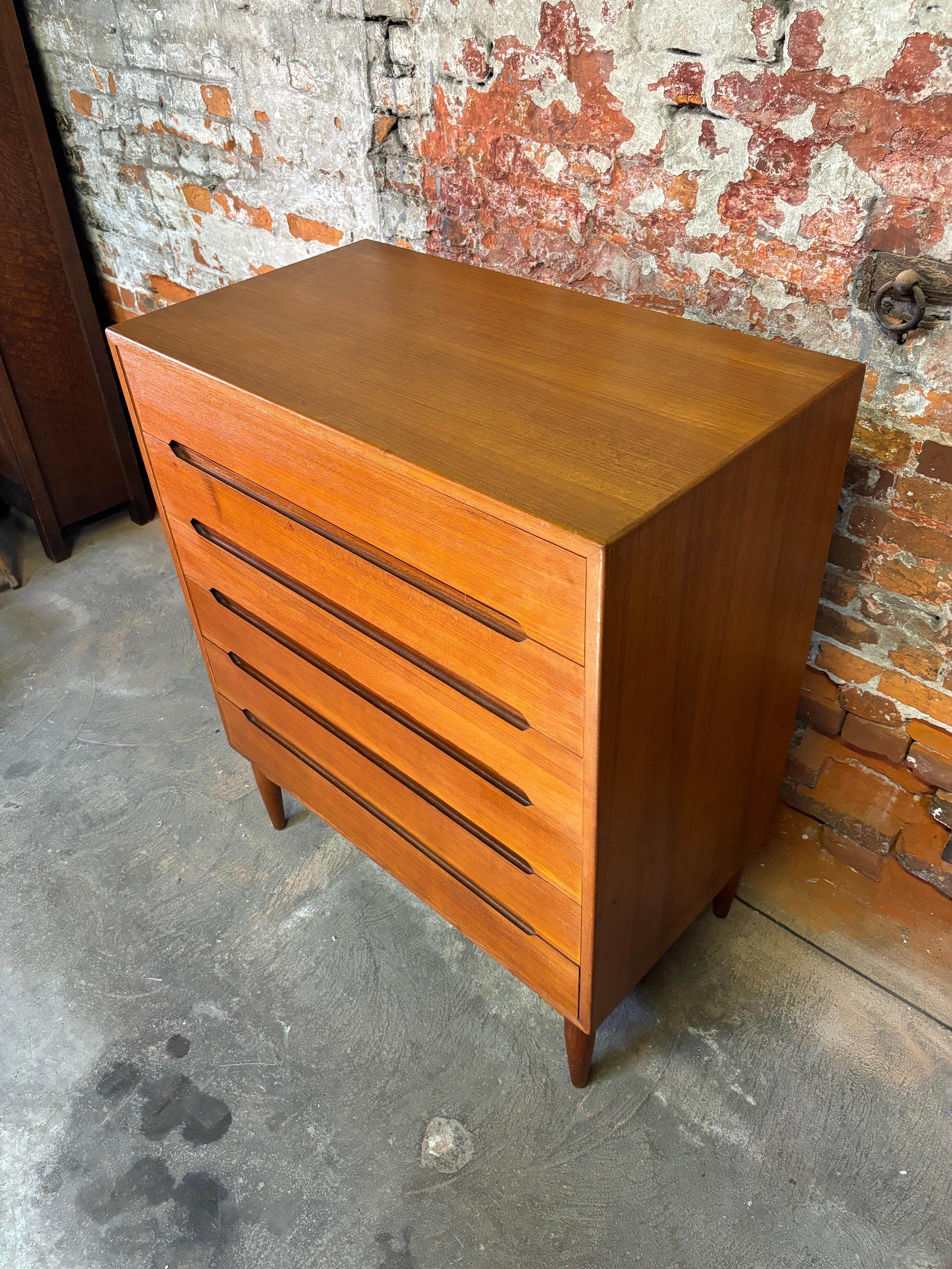 E.W. Comò Bach a 6 cassetti in teak.  Tutto originale!  Belle dimensioni e scala!  Nel complesso molto pulito!  Il fondo di un cassetto presenta una perdita sul bordo, come si vede nelle foto.
