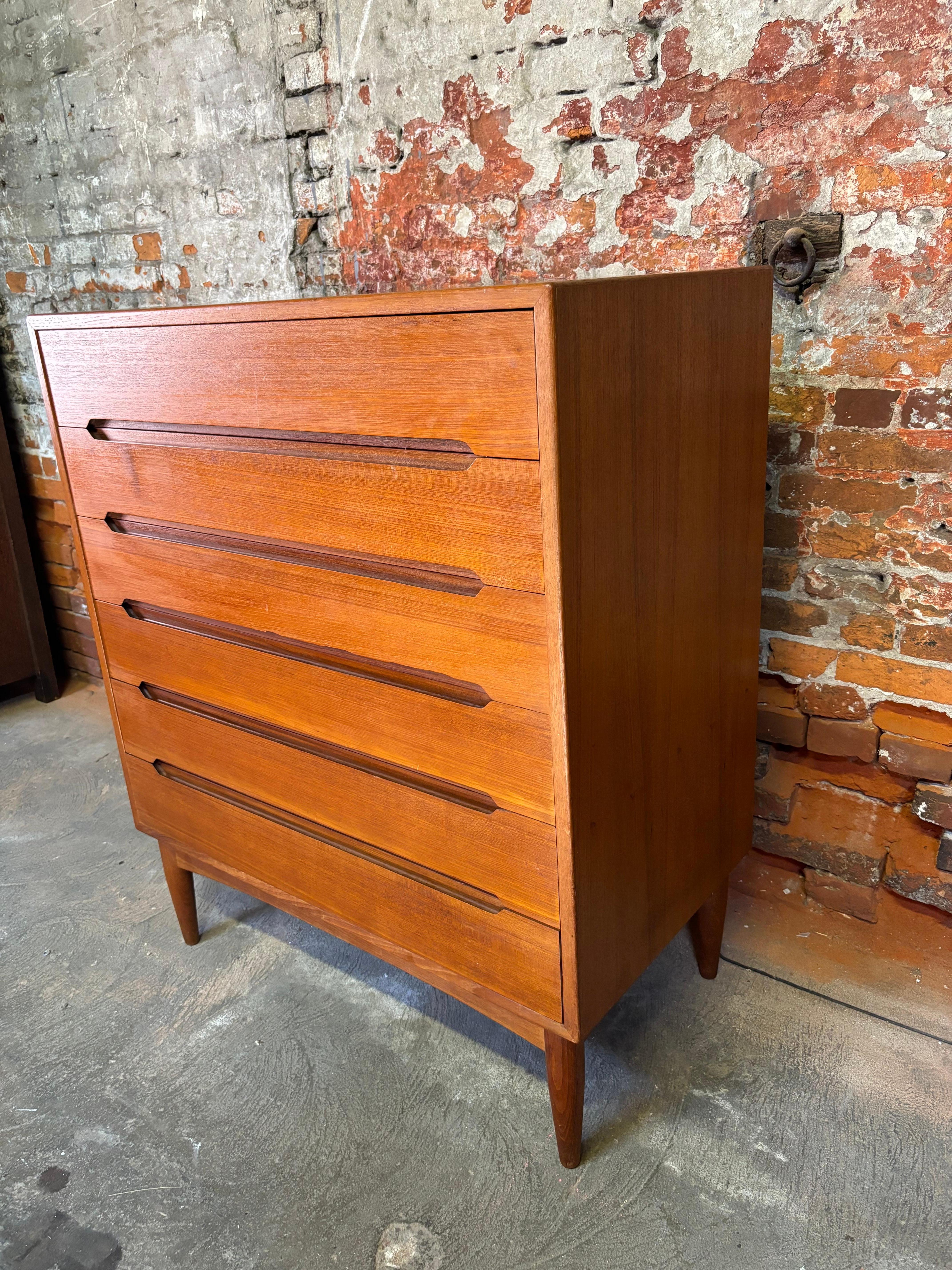 Scandinavo moderno E.W. Cassettone Bach a 6 cassetti in teak in vendita