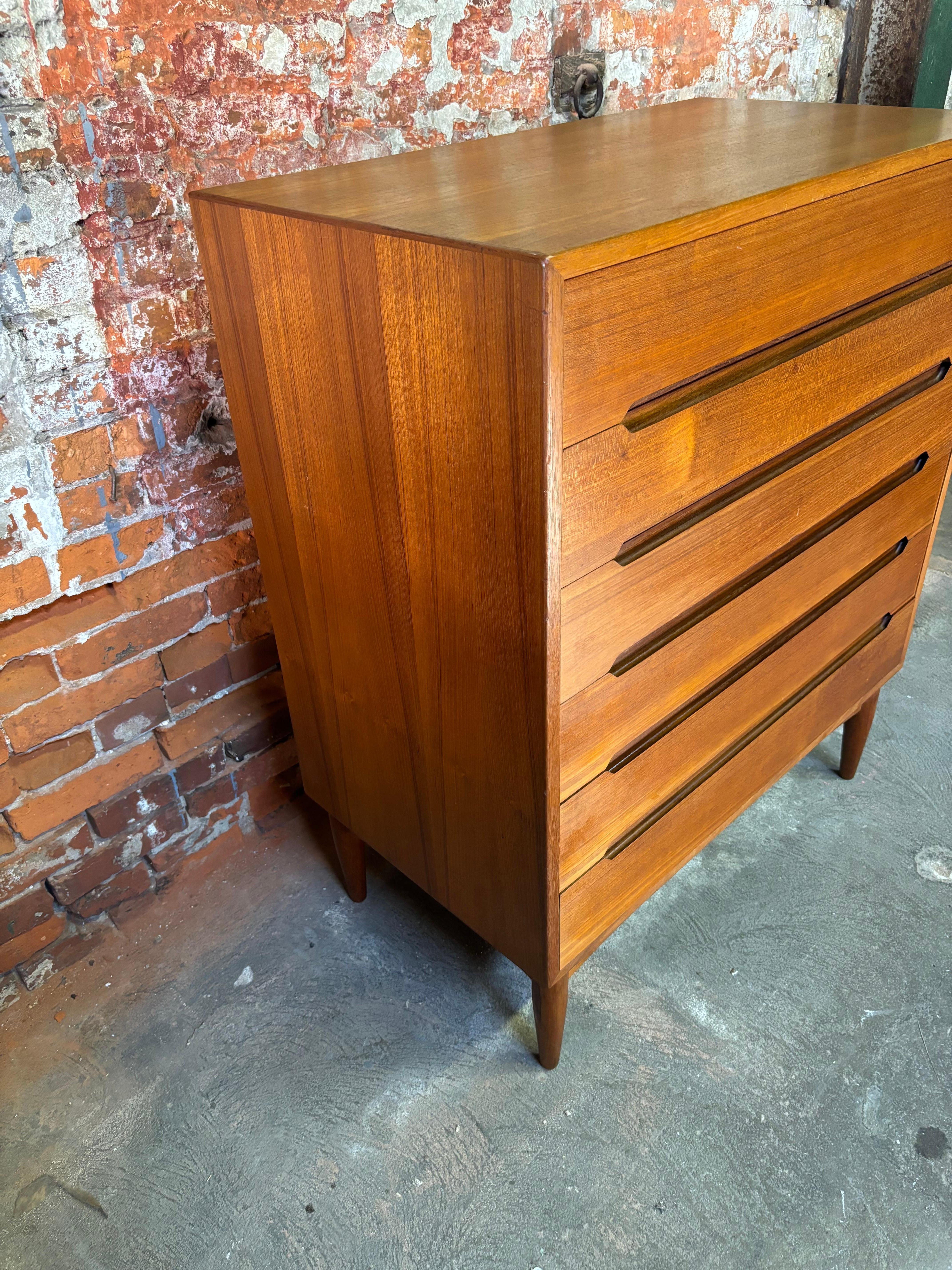 Danese E.W. Cassettone Bach a 6 cassetti in teak in vendita