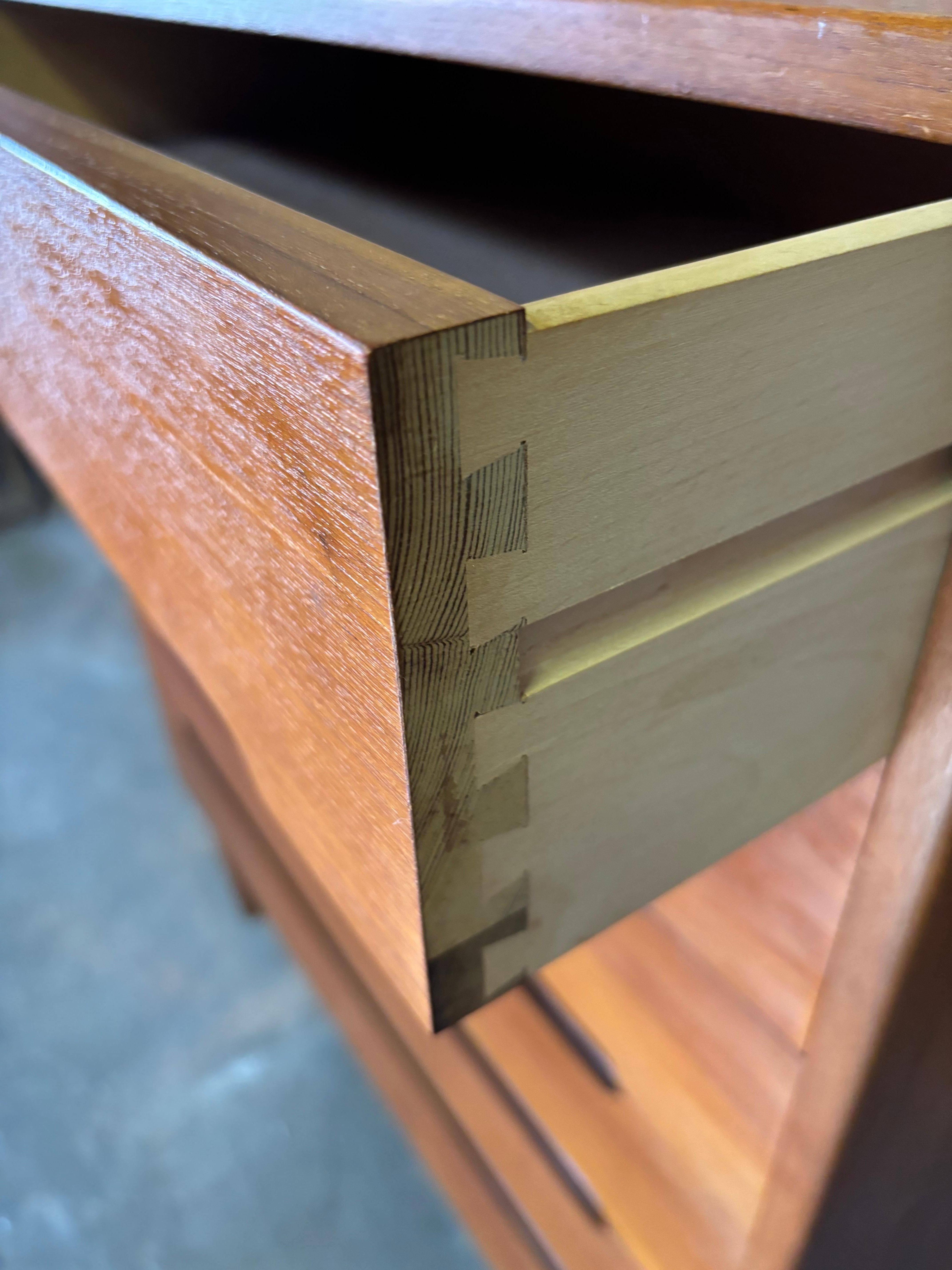 E.W. Cassettone Bach a 6 cassetti in teak In condizioni buone in vendita a Philadelphia, PA