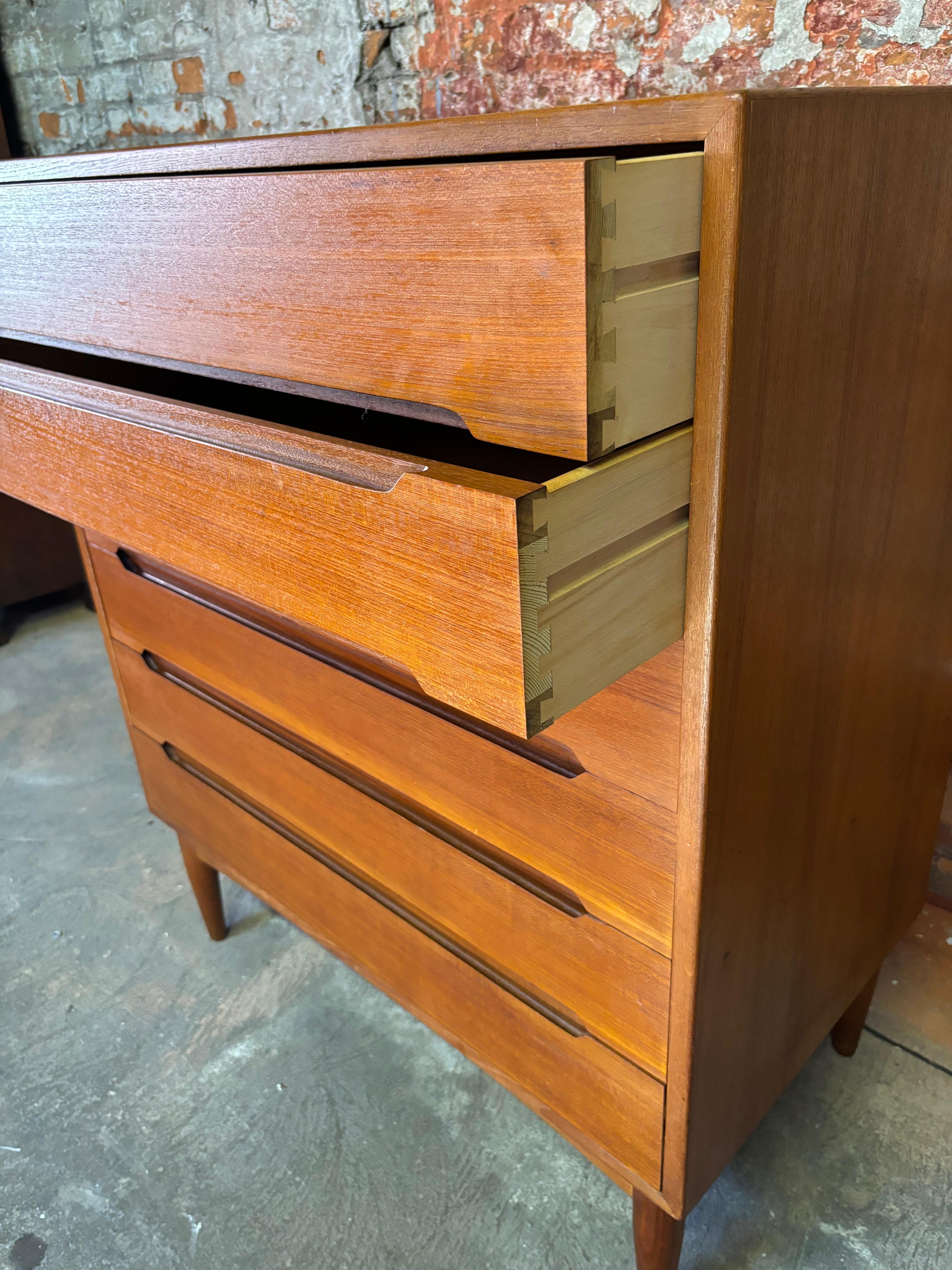 Metà XX secolo E.W. Cassettone Bach a 6 cassetti in teak in vendita