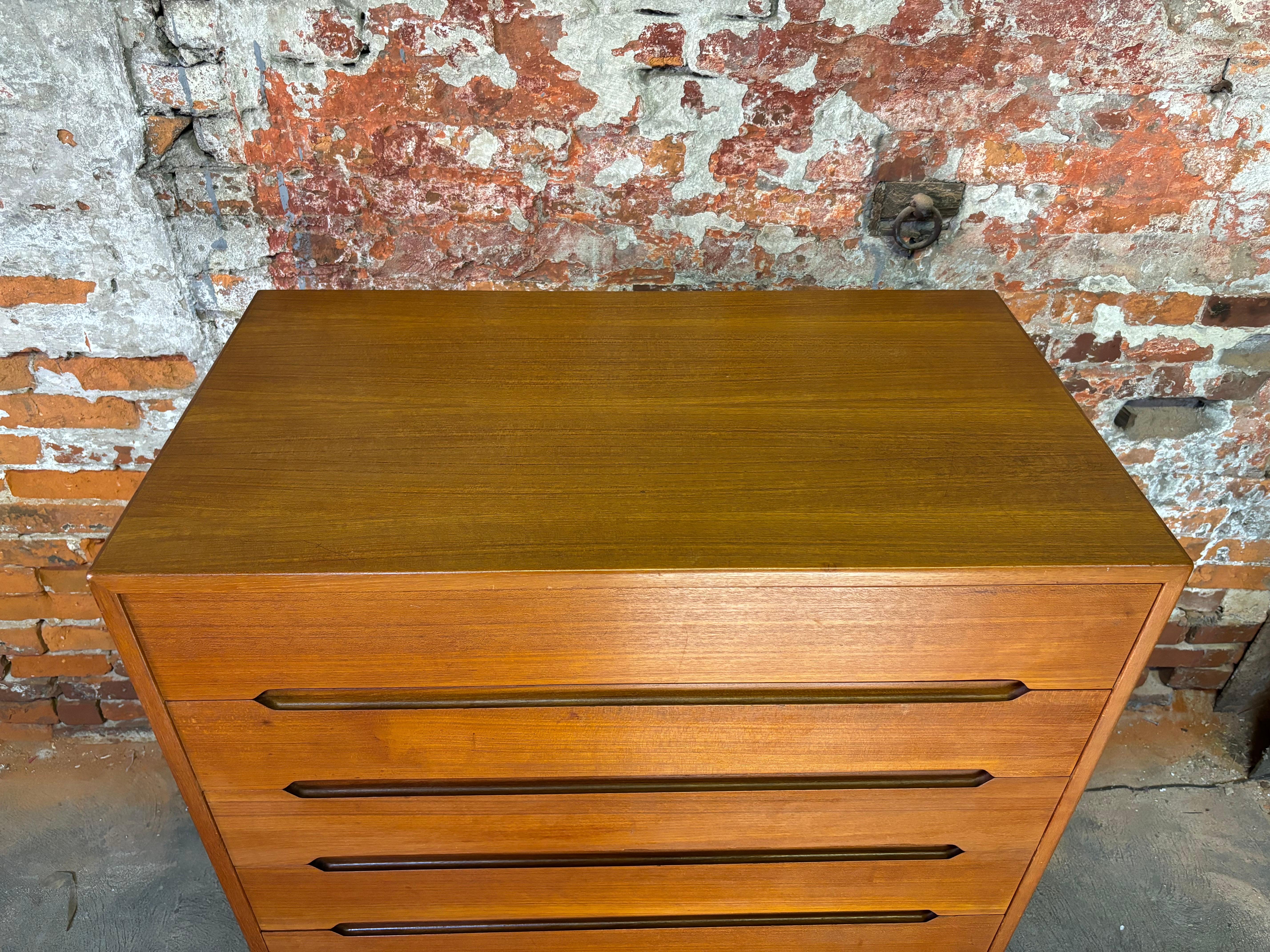 Teak E.W. Cassettone Bach a 6 cassetti in teak in vendita