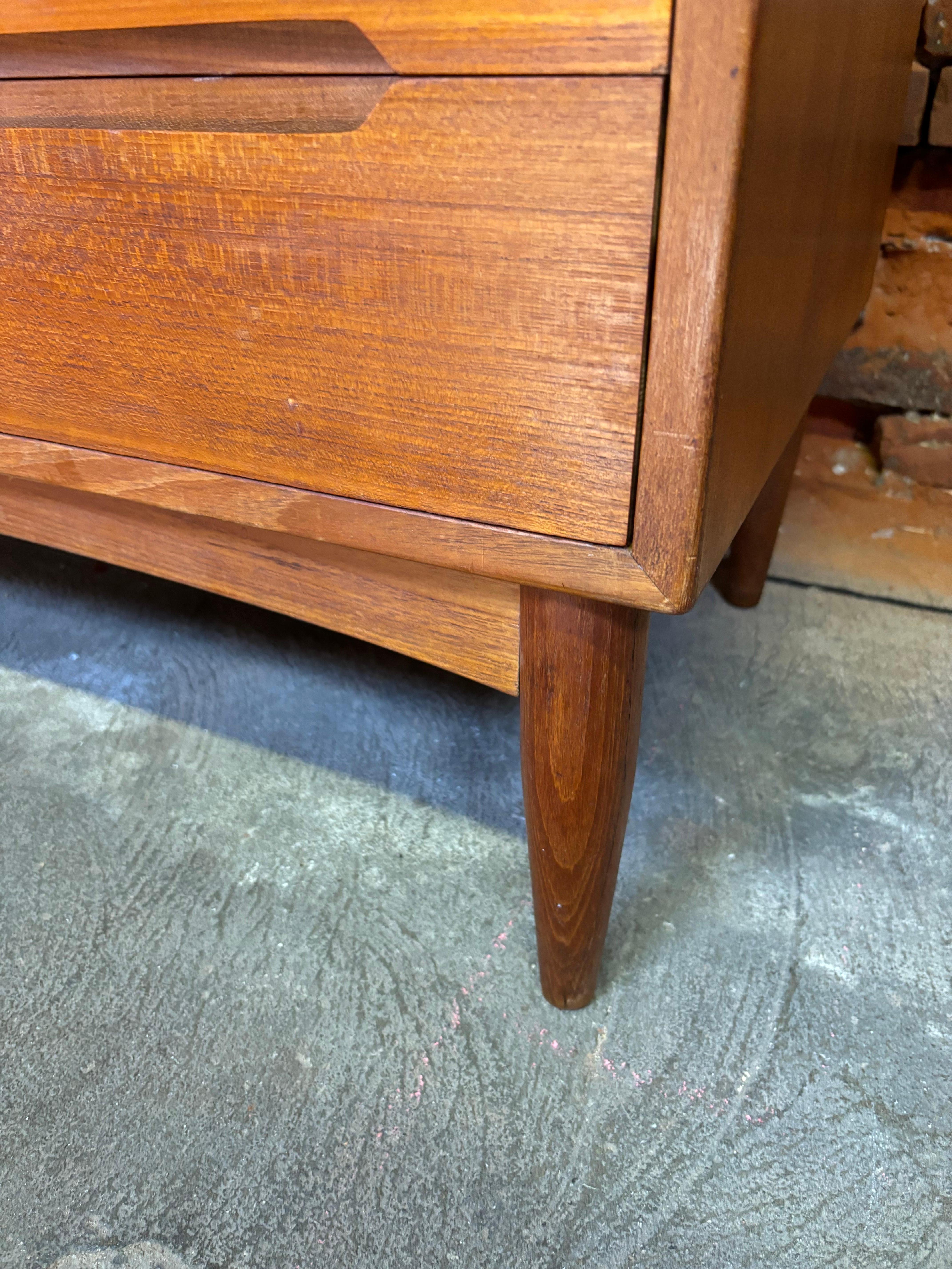 E.W. Cassettone Bach a 6 cassetti in teak in vendita 1