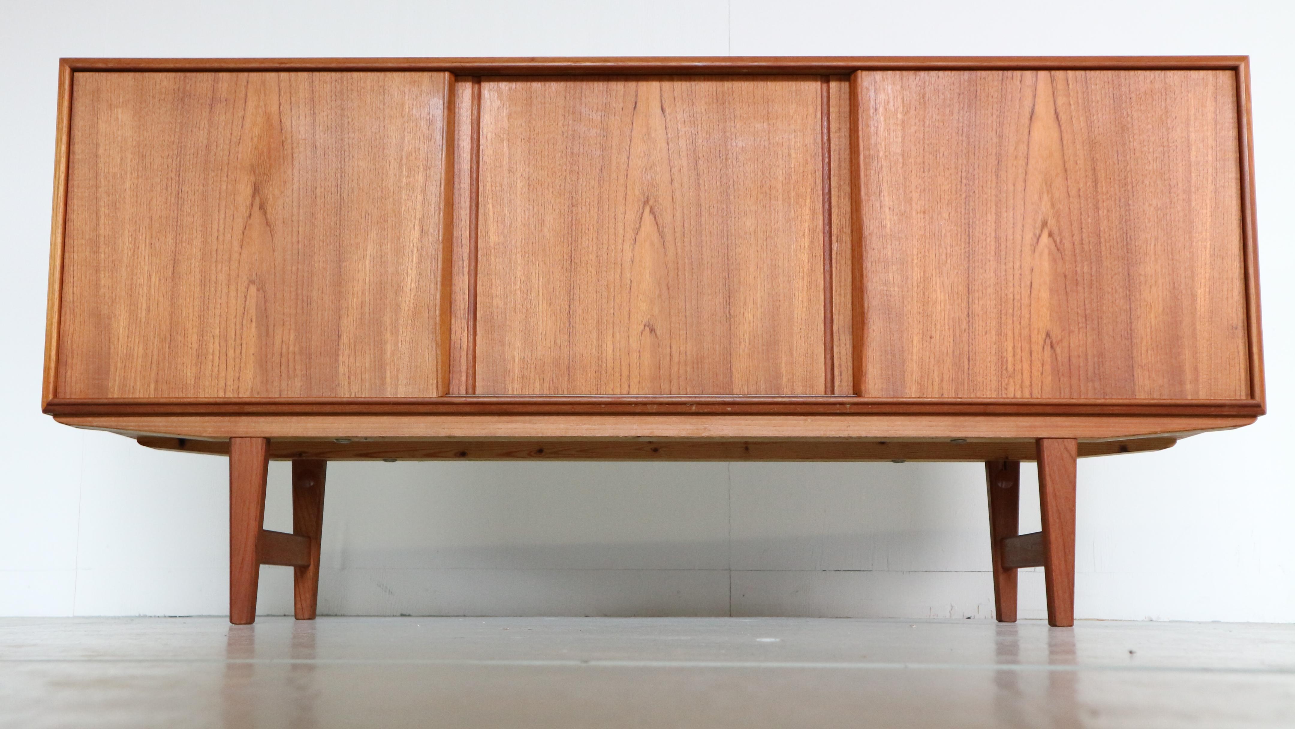 A beautiful Danish teak sideboard designed by EW Bach manufactured by Sejling Skabe (DK)

A stunning design, very sculptural with great lines, the solid teak handles are beautifully styled.
 