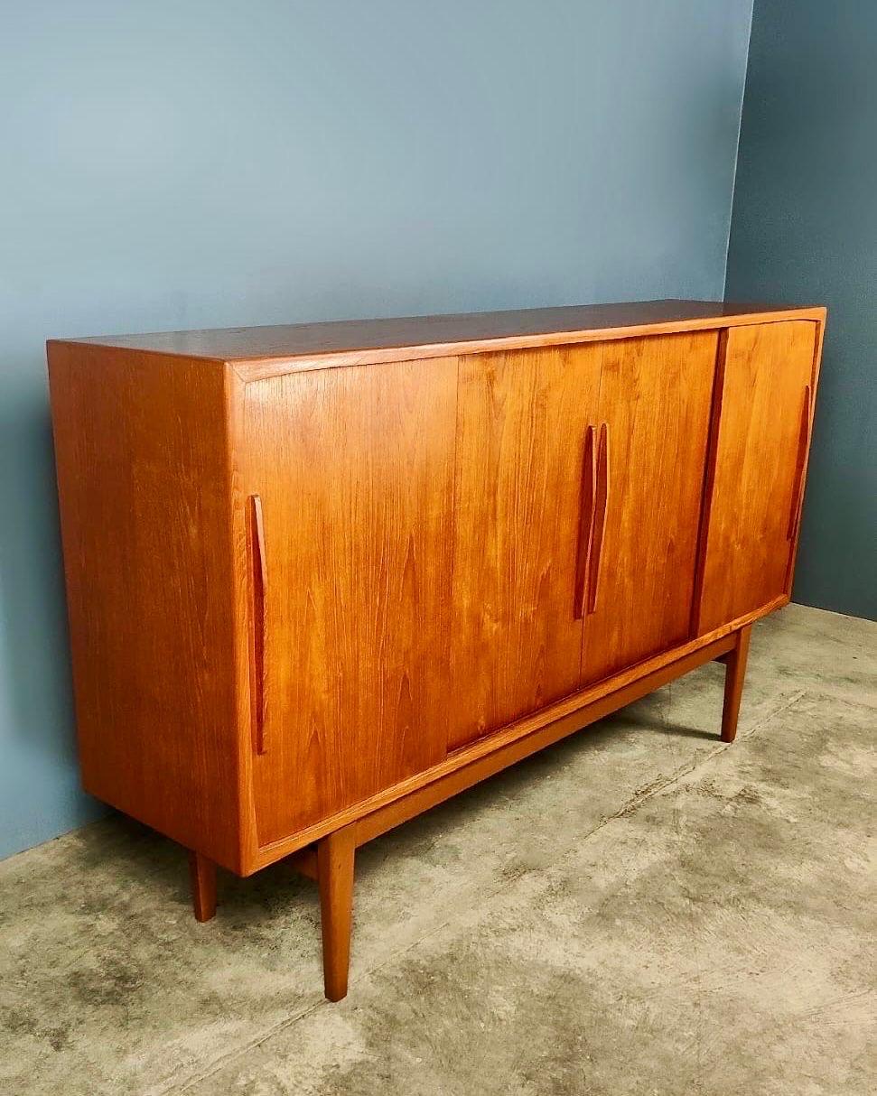 New Stock ✅

E.W Bach for Sejling Skabe Teak Danish Sliding Sideboard Credenza Mid Century Vintage Retro MCM

An incredibly well-made Danish cabinet sideboard from the early 1960s with 4 sliding doors and 4 beautifully made drawers. This sideboard
