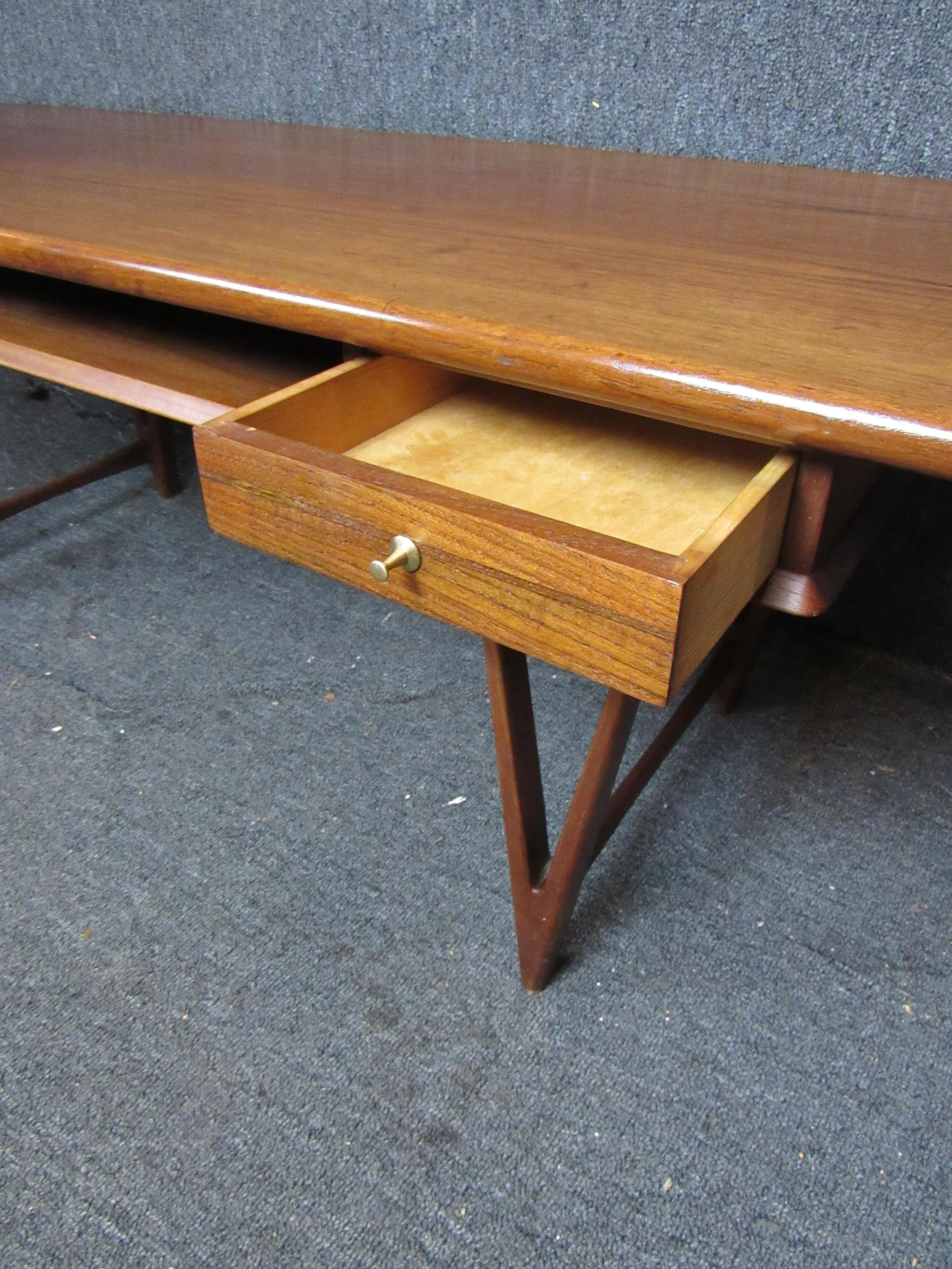 E.W. Bach Teak Coffee Table In Good Condition For Sale In Brooklyn, NY