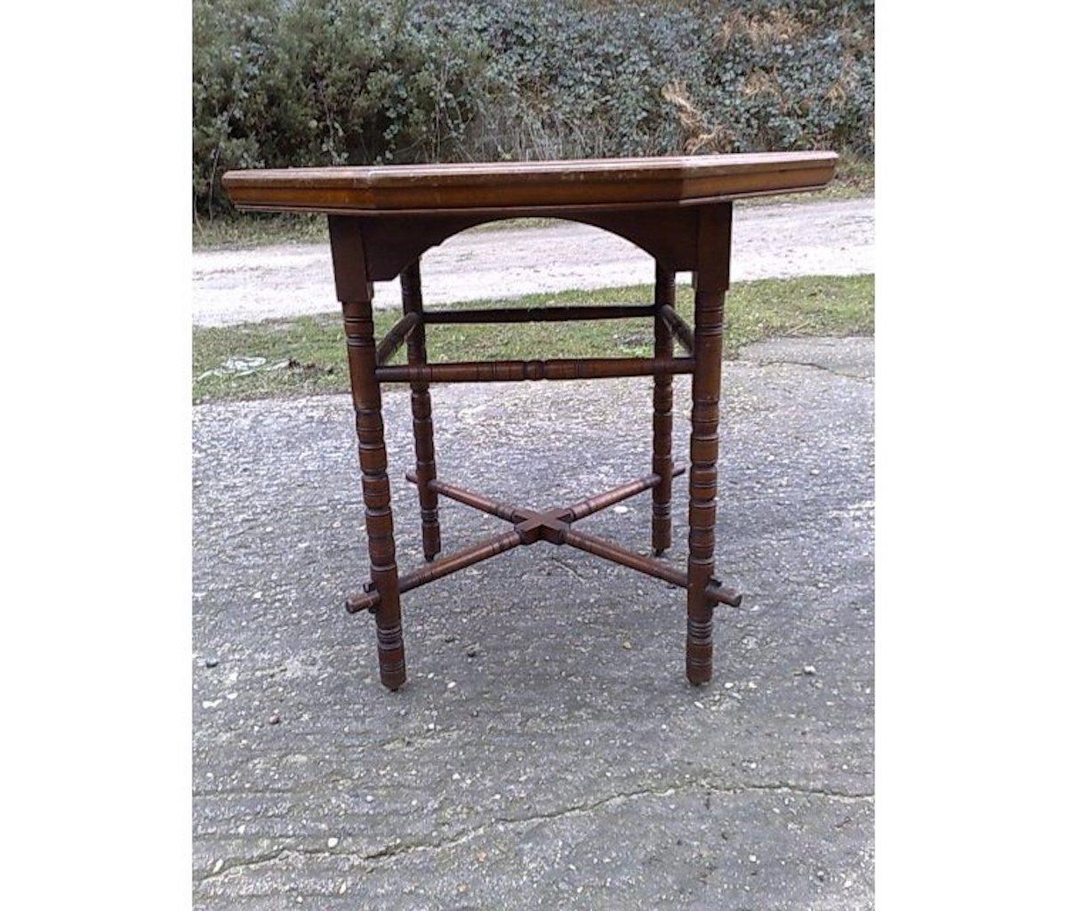 E.W. Godwin, achteckiger Tisch aus Nussbaumholz mit gekreuztem Stretcher, Ästhetizismus (Handgefertigt) im Angebot