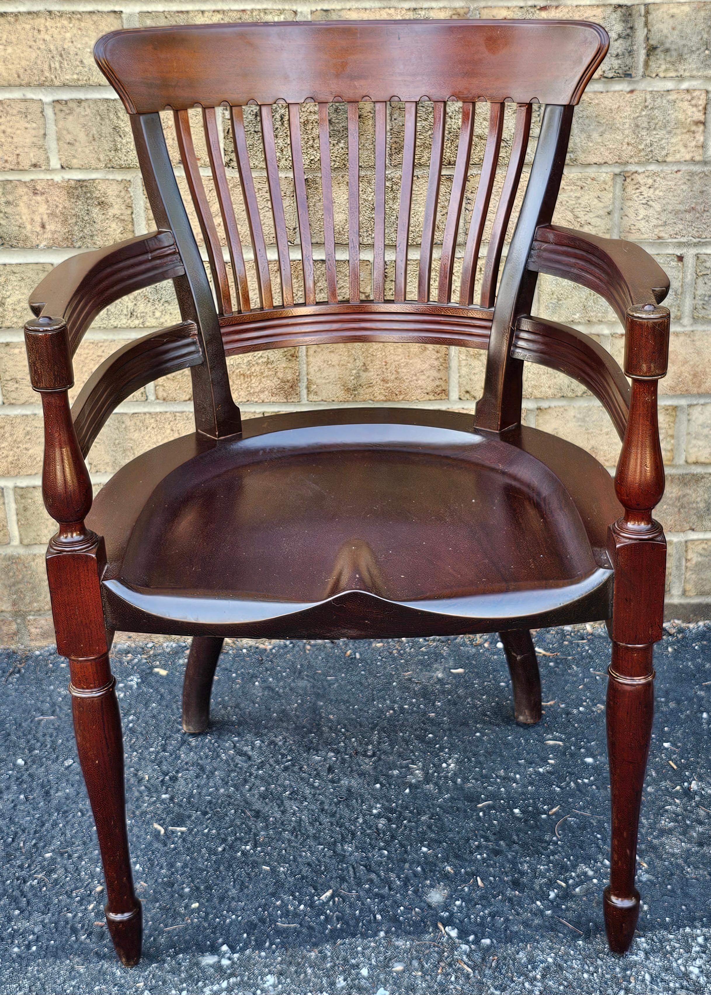 E.W. Godwin (1833-1886) (Attributed Designer) For James Peddle, High Wicombe Aesthetic Movement Armchair, Circa 1880, avec assise moulée. 
Mesure 23