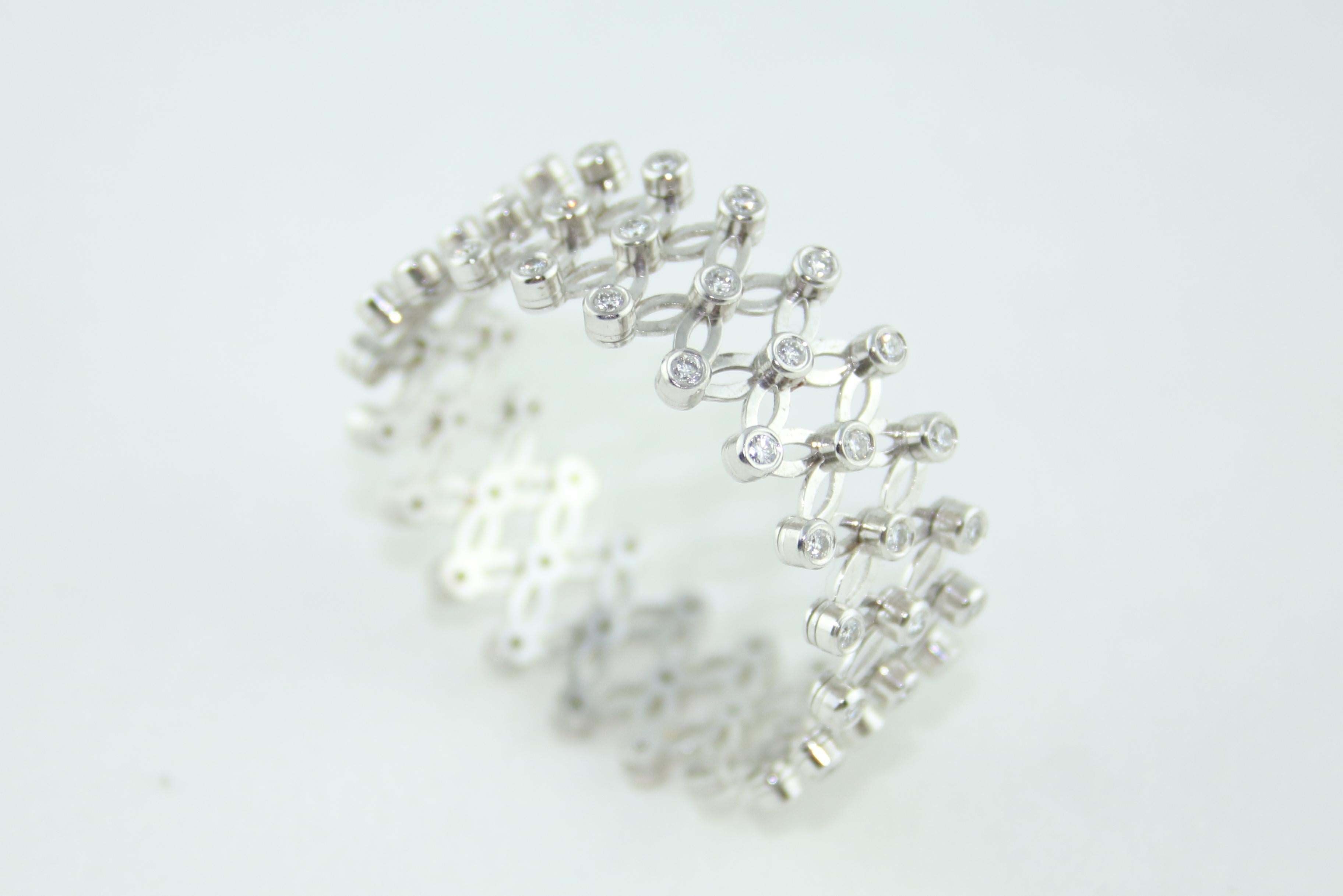E.W. Schreiber KG Adjustable 1.30 Carat Diamond Gold Ring For Sale 4
