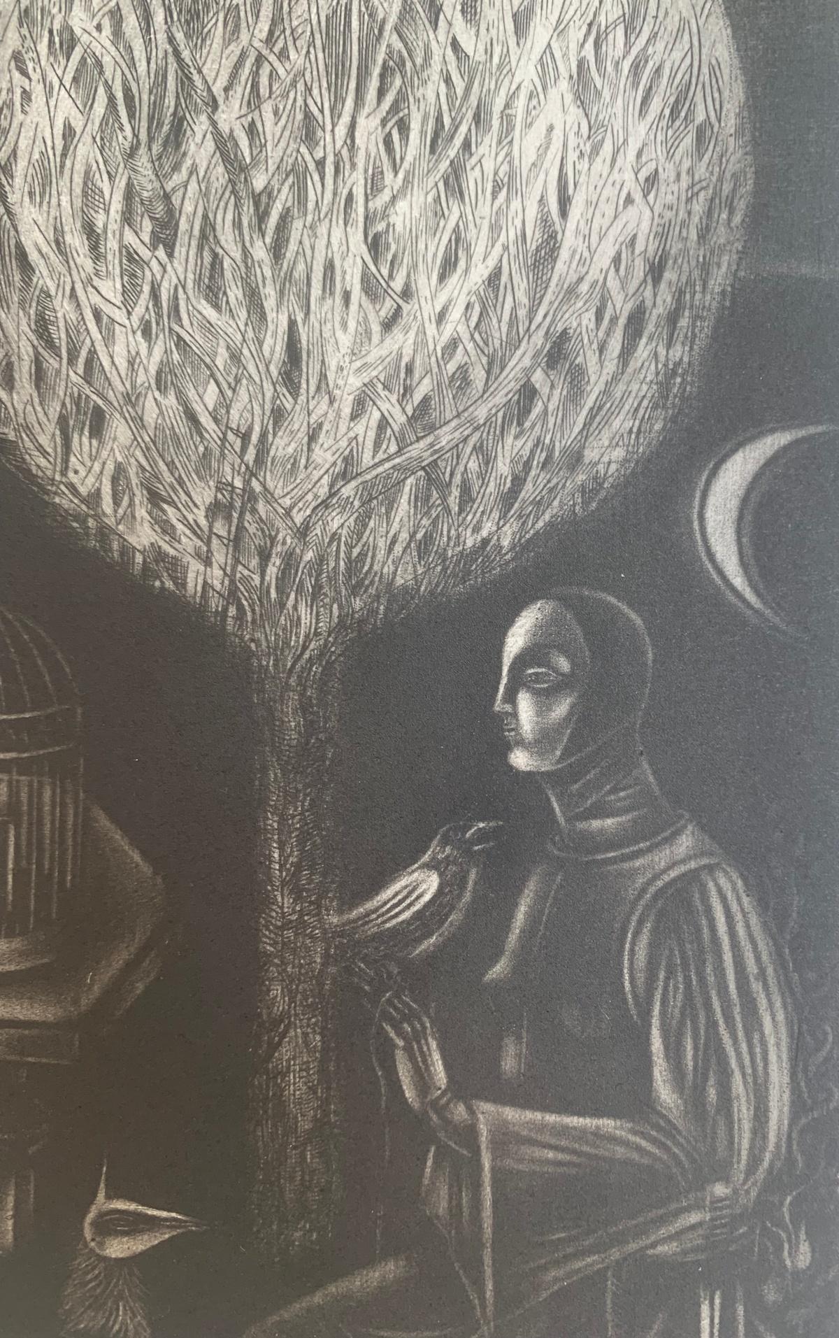 Stampa monocromatica contemporanea a mezzatinta dell'artista polacca Ewa Kutylak. La stampa raffigura un uomo seduto vicino a un albero con un uccello sulla mano. C'è un cane dall'altra parte dell'albero e un tavolo con una gabbia per uccelli