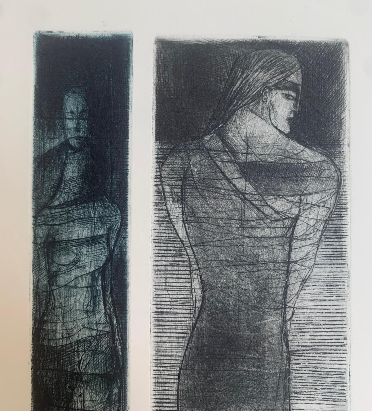 Estampe contemporaine figurative monochrome en mezzotinte de l'artiste polonaise Ewa Kutylak. L'estampe représente un vagabond avec une lanterne qui descend la route. Sur la gauche se trouve une créature mystique, ressemblant à un lézard avec une