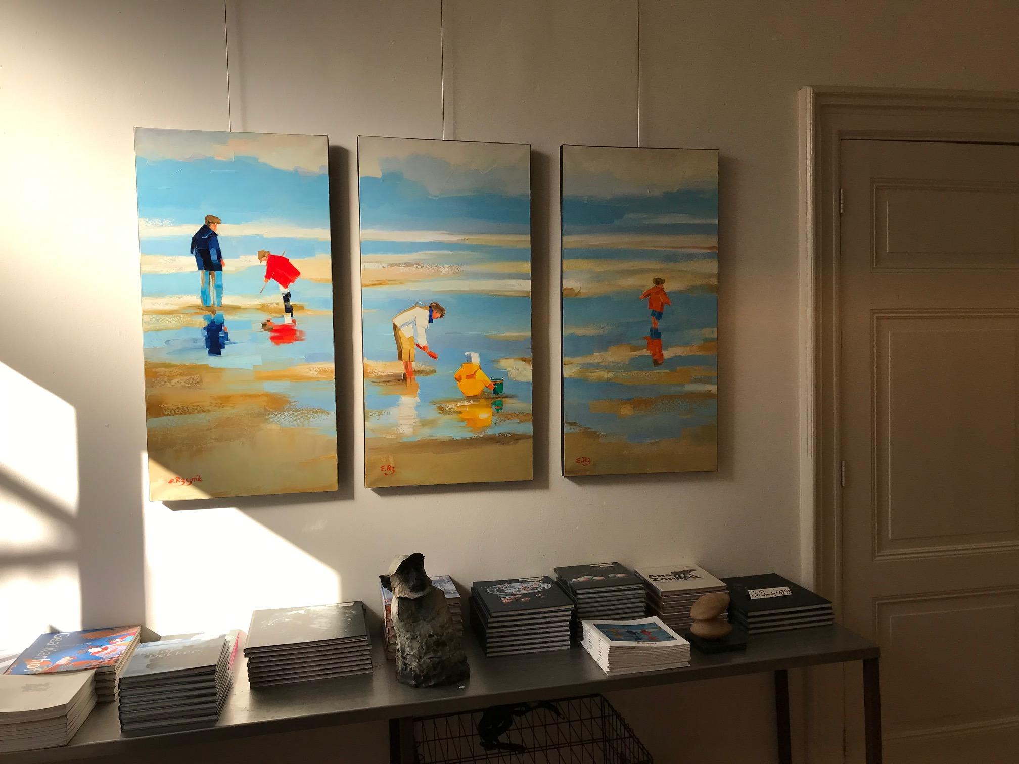 ''La Peche A Pied'' Peinture à l'huile contemporaine de parents et enfants sur une plage - Marron Figurative Painting par Ewa Rzeznik