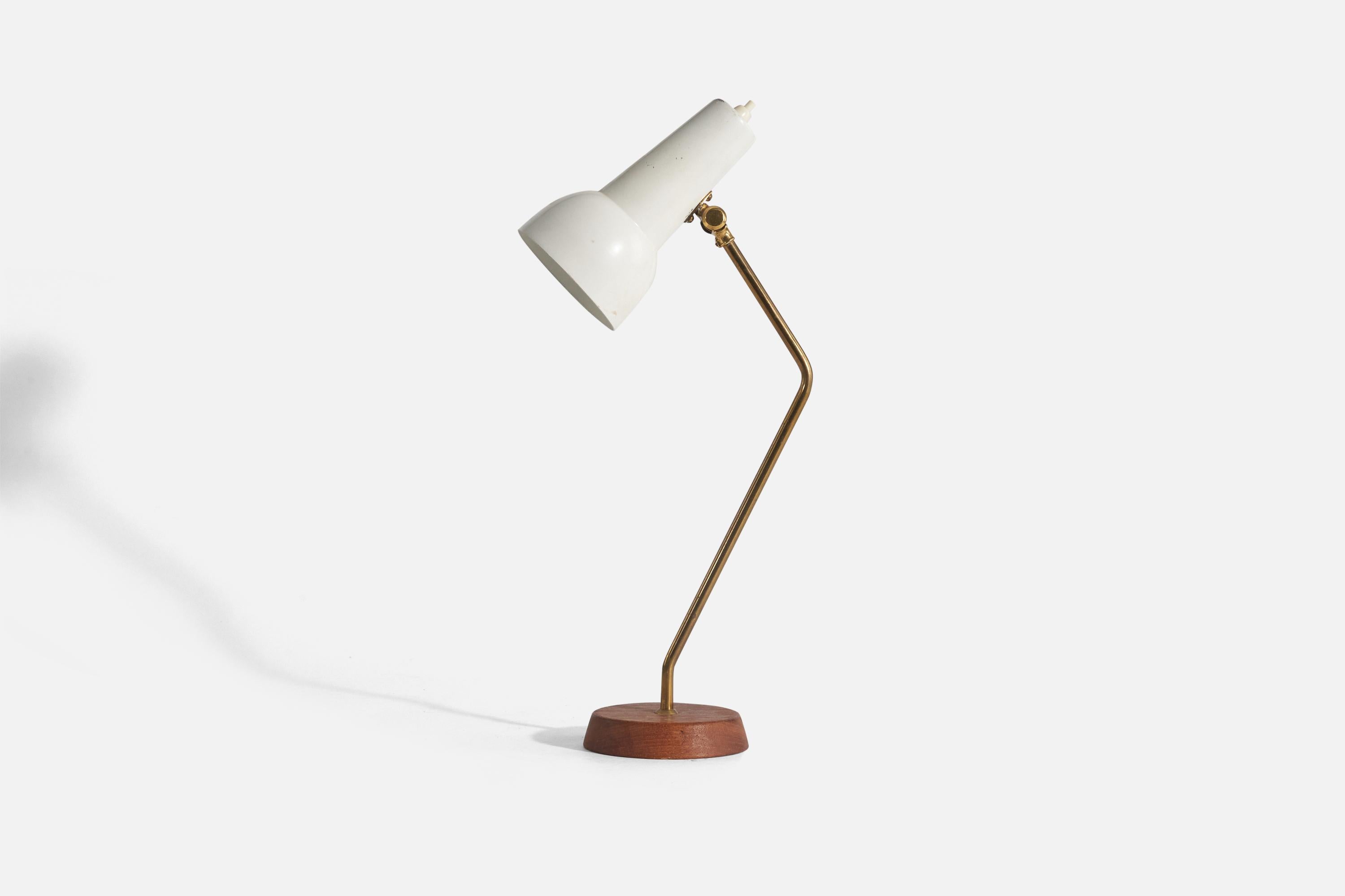 A teak, brass and white lacquered steel table lamp designed and produced by Ewå Värnamo, Sweden, 1960s.

Socket takes standard E-26 medium base bulb.
There is no maximum wattage stated on the fixture.