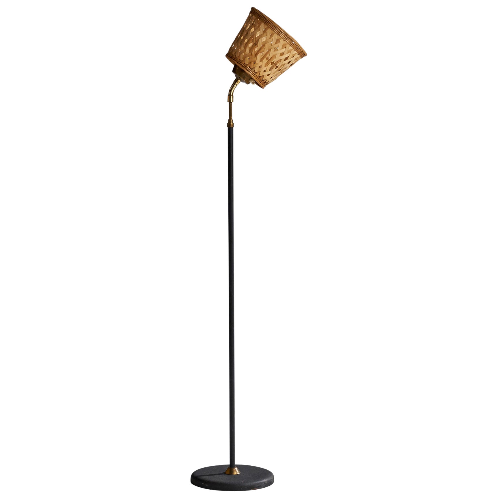 Ewå Värnamo, lampadaire, laiton, métal, rotin, Suède, années 1950 en vente