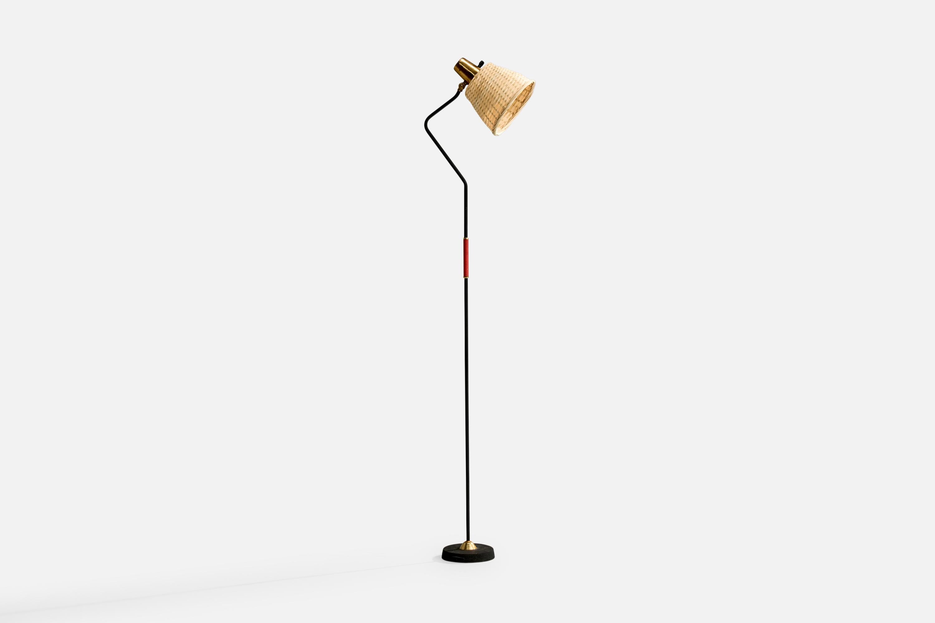 Lámpara de pie regulable de latón, metal lacado en negro, plástico rojo y ratán, fabricada por EwÅ Värnamo, Suecia, c. 1950.

Dimensiones de la lámpara con pantalla (pulgadas): 52,5 