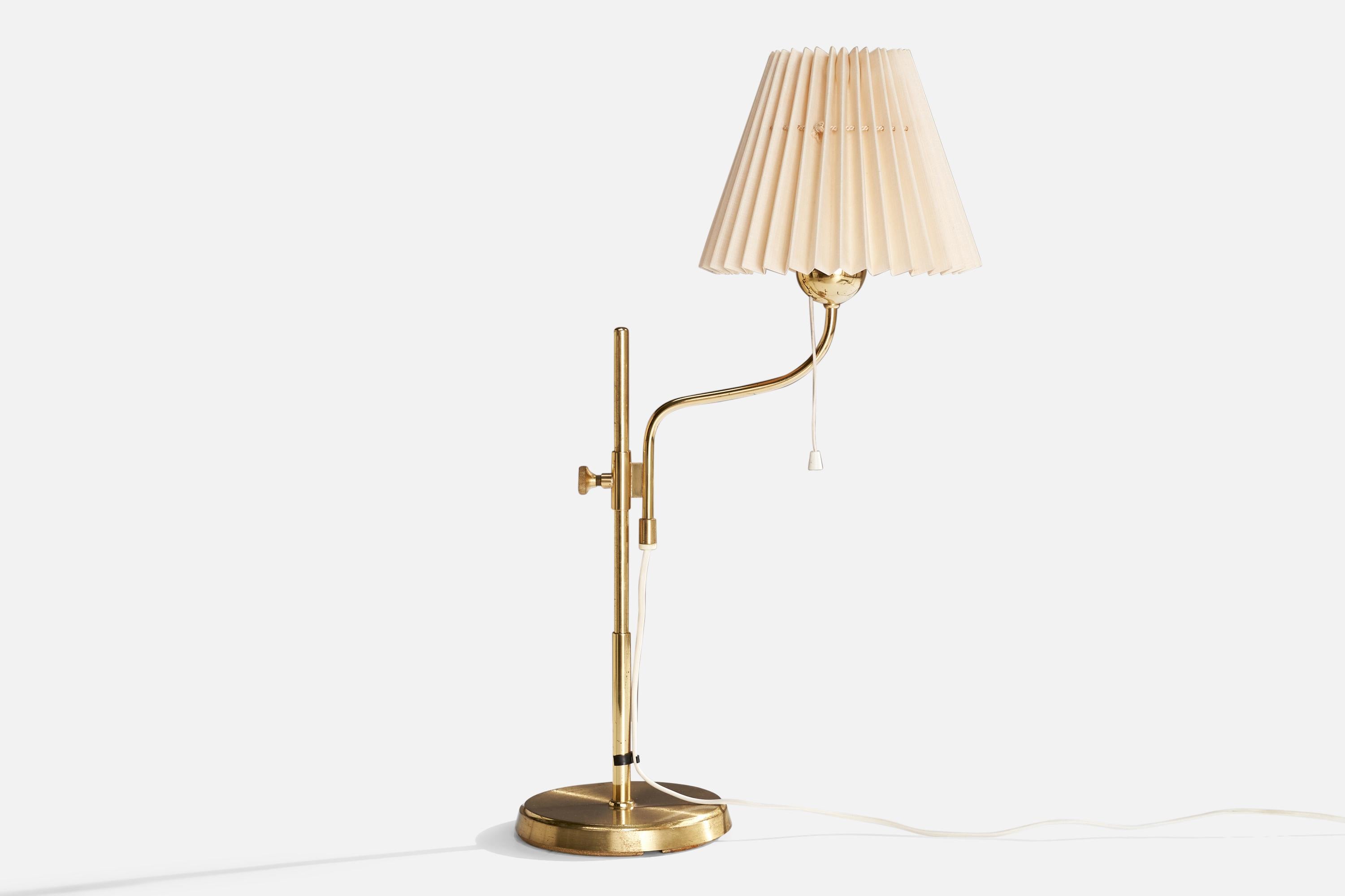 Lampe de table réglable en laiton et en papier produite par EWÅ Värnamo, Suède, années 1960.

Dimensions de la lampe avec abat-jour (pouces) : 30