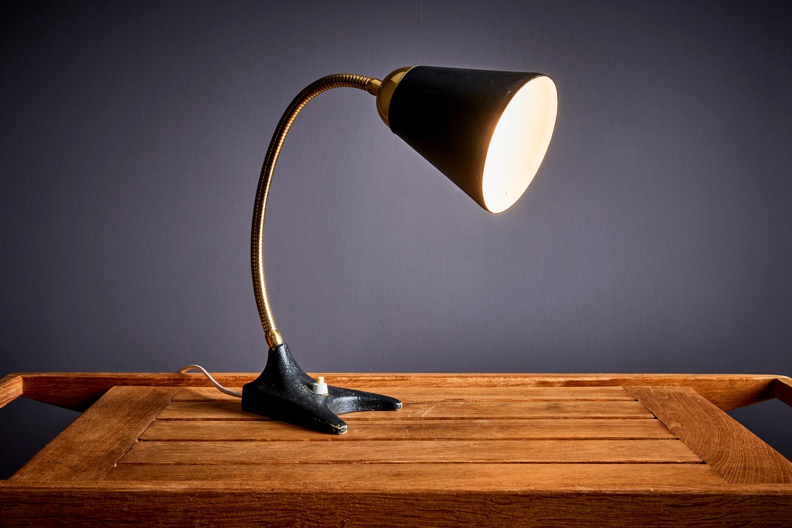 Lampe à poser EWÅ en métal noir et laiton. La profondeur et la largeur indiquées s'appliquent à la base. La hauteur est réglable (25-55 cm).
Remarque : la lampe doit être installée par un professionnel conformément aux exigences locales.
