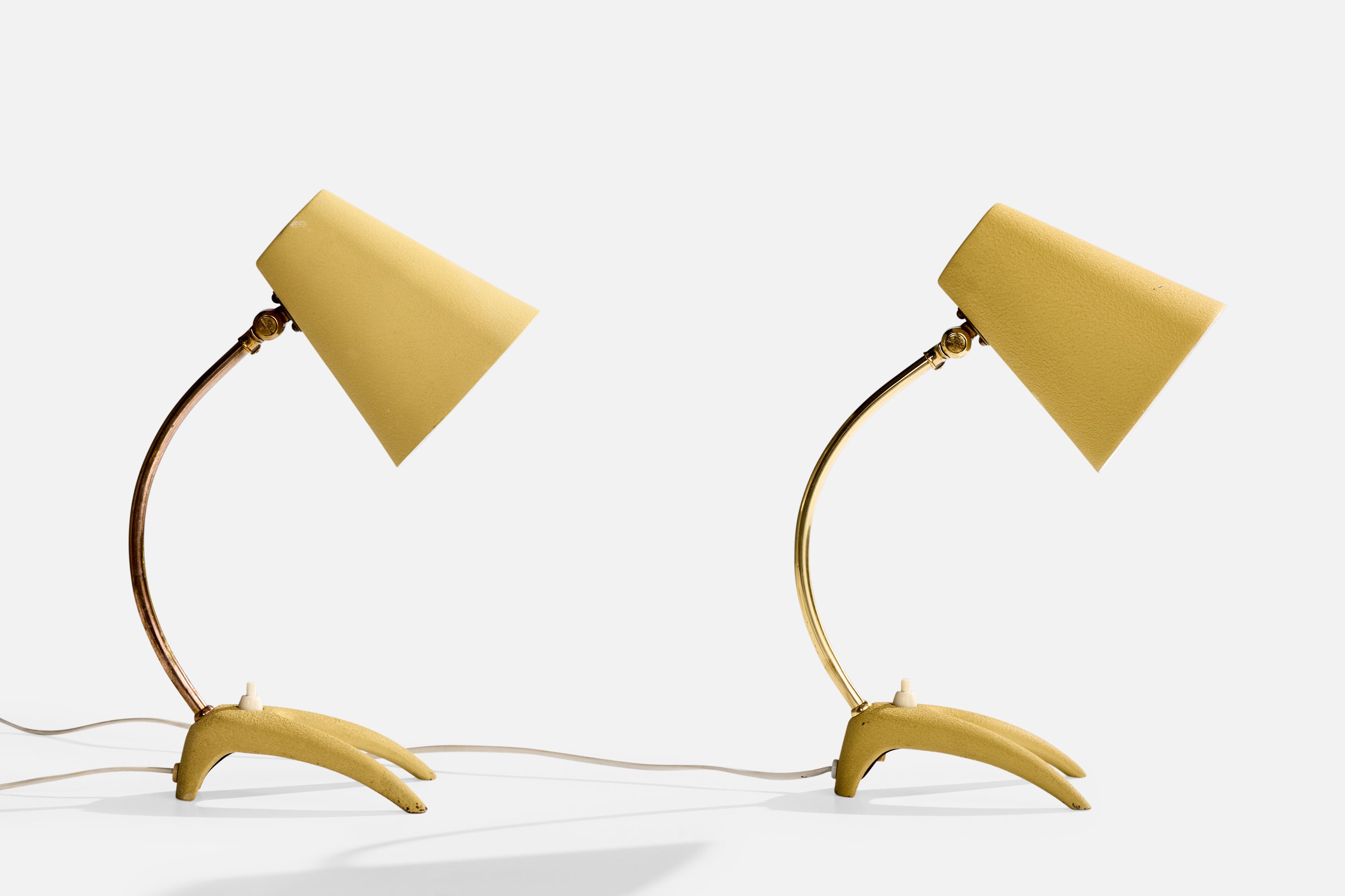 Pareja de lámparas de sobremesa regulables de latón, hierro lacado en amarillo y metal, fabricadas por Ewå Värnamo, Suecia, c. 1950.

Oxidación presente en el latón

Desgaste del metal acorde con la edad y el uso

Las cortinas son ajustables; se
