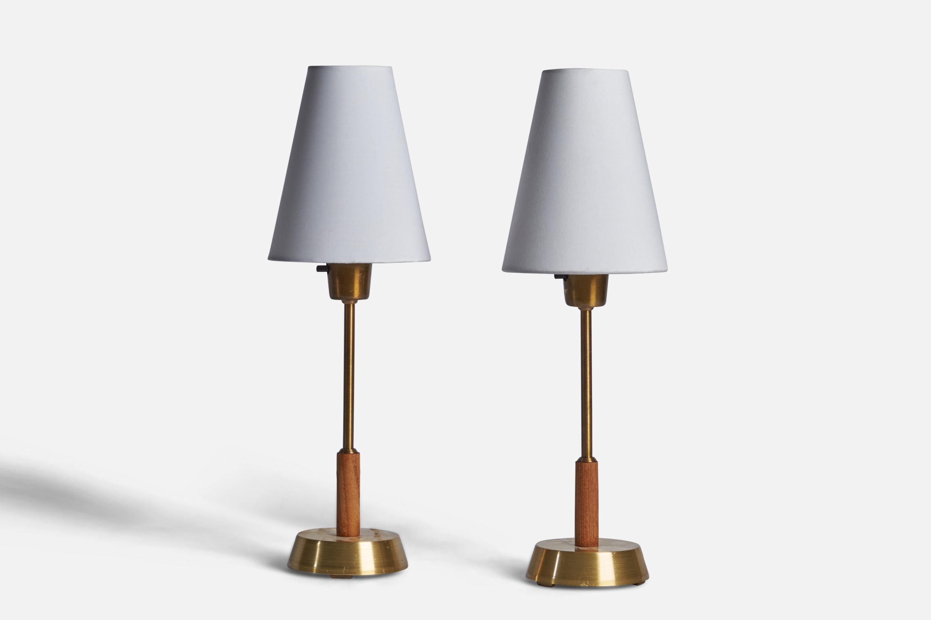 Ein Paar Tischlampen aus Messing, Teakholz und weißem Stoff, entworfen und hergestellt in Schweden, 1950er Jahre.

Abmessungen der Lampe (Zoll): 12