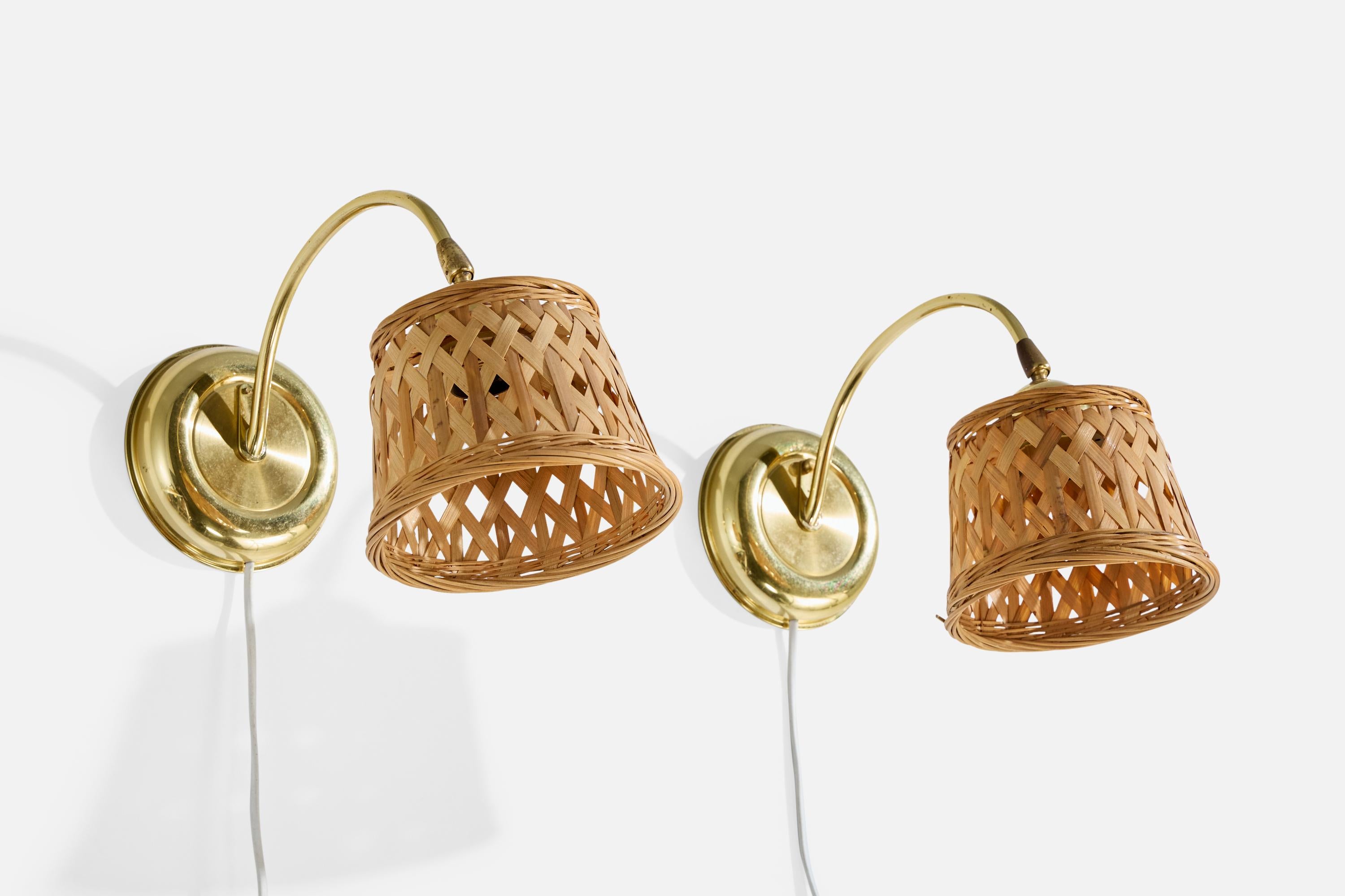 Coppia di applique regolabili in ottone e rattan prodotte da EWÅ Värnamo, Svezia, anni '60 circa.

Dimensioni complessive (pollici): 9.25 