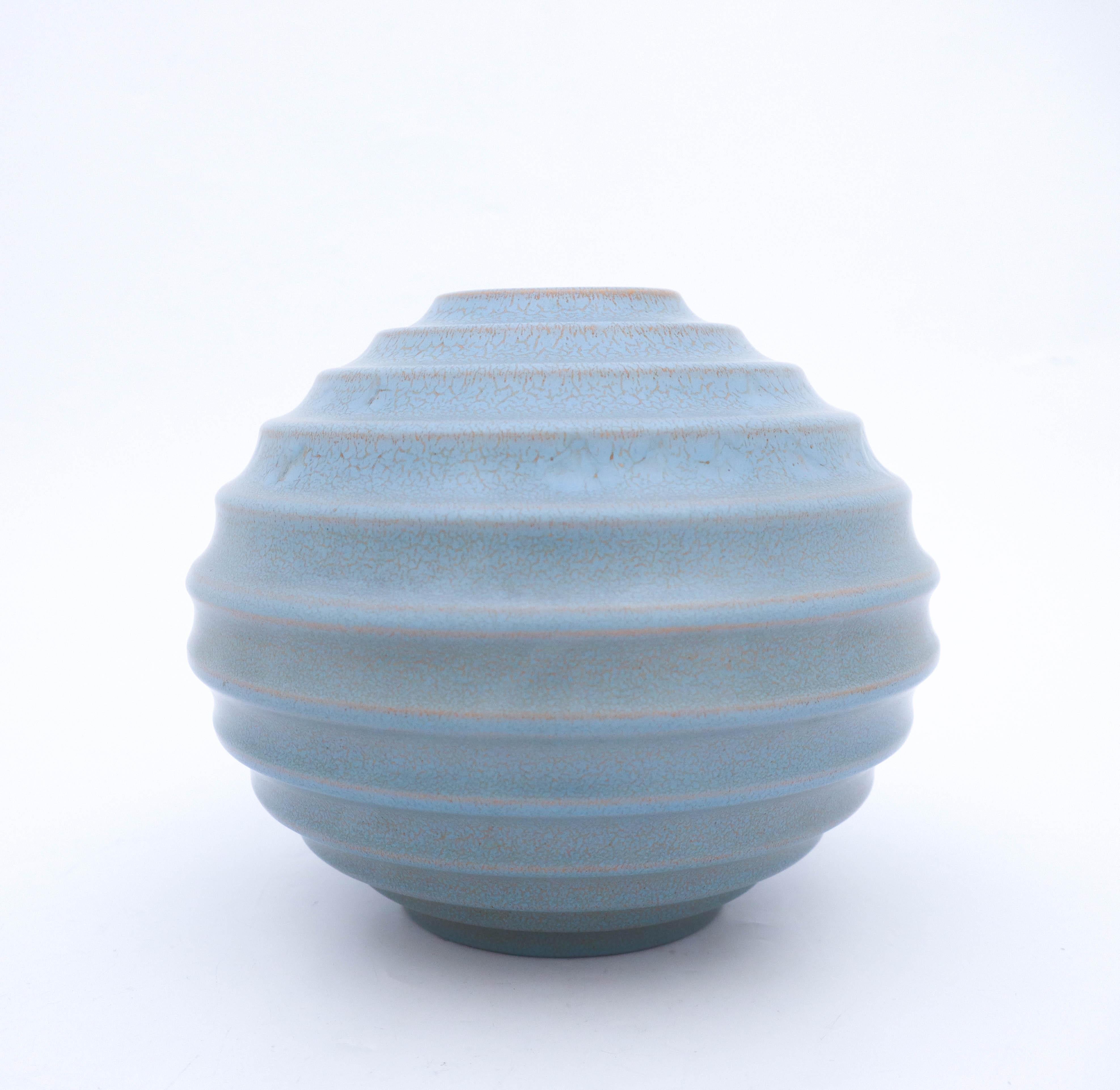 Eine kugelförmige Vase, entworfen von Ewald Dahlskog bei Bo Fajans in Gefle in den 1930er Jahren. Diese Vasen wurden erstmals 1930 auf der Stockholmer Ausstellung präsentiert, die den Beginn des Funktionalismus darstellte. Die Vase hat eine schöne