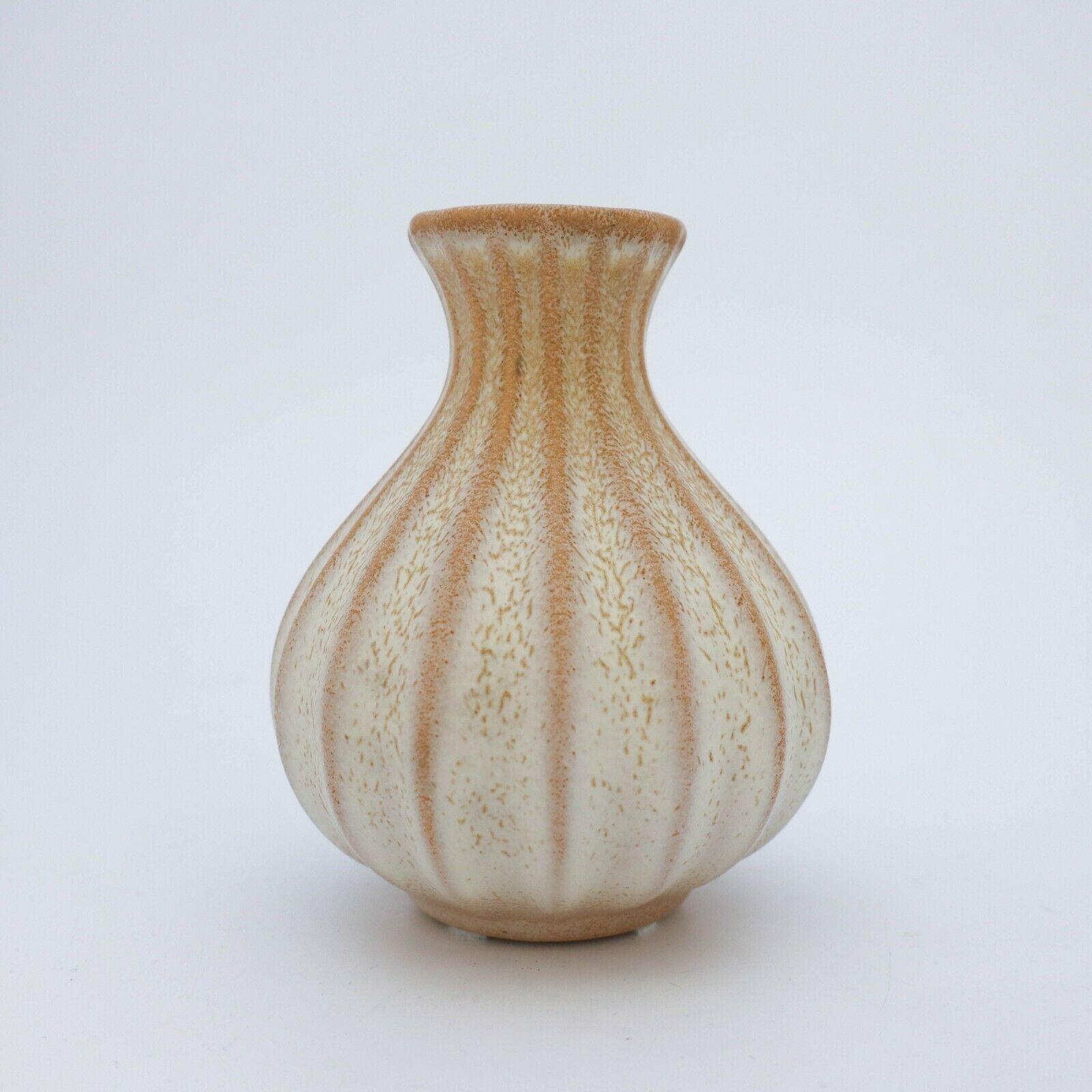 Un beau vase beige conçu par Ewald Dahlskog chez Bo Fajans à Gefle dans les années 1930. Le vase a une hauteur de 15,5 cm. et il est en très bon état.