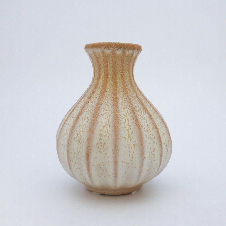 A beautiful beige vase designed by Ewald Dahlskog at Bo Fajans in Gefle in the 1930s. The vase is 15,5 cm high. and it is in very good condition.