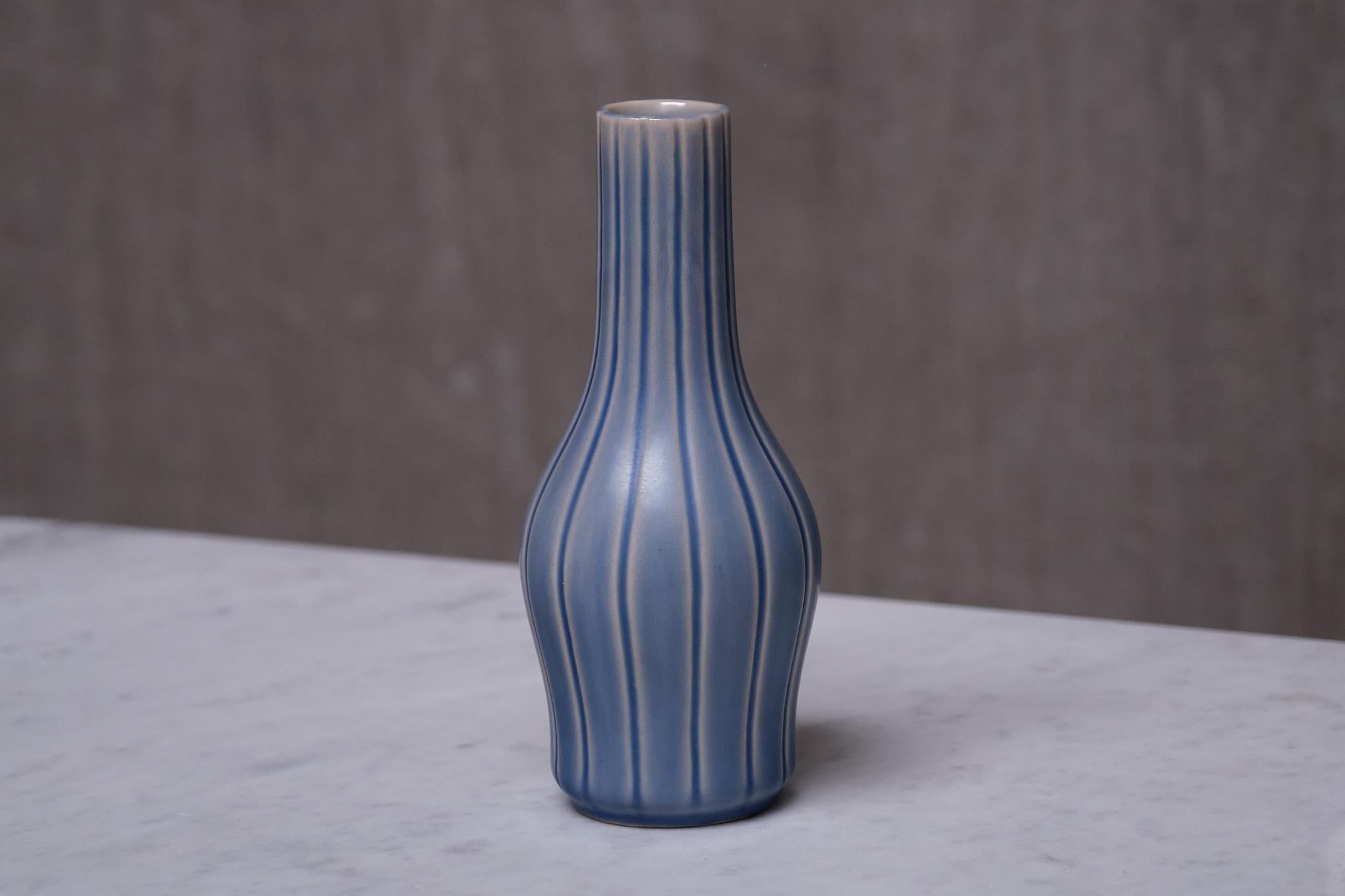 Questo raffinato vaso in ceramica fu disegnato da Ewald Dahlskog e prodotto dalla Bobergs Fajansfabrik AB in Svezia negli anni '30. Il modello è numerato D367.

Questo raro vaso è realizzato a forma di zucca con una sottile decorazione verticale in