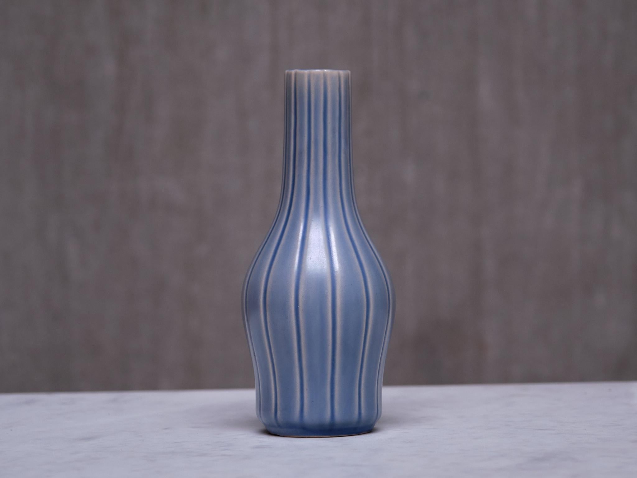 Scandinavo moderno Vaso in ceramica a righe blu Ewald Dahlskog, Bobergs Fajansfabrik AB, Svezia, anni '30 in vendita